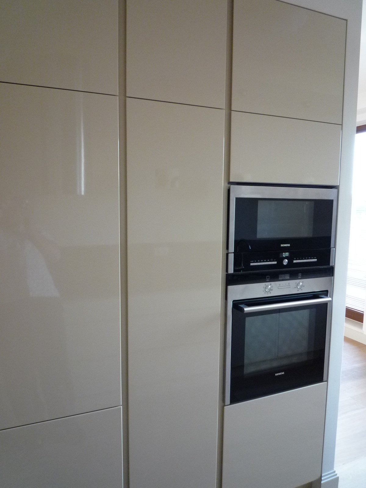 Zabudowa kuchenna beżowy wysoki połysk