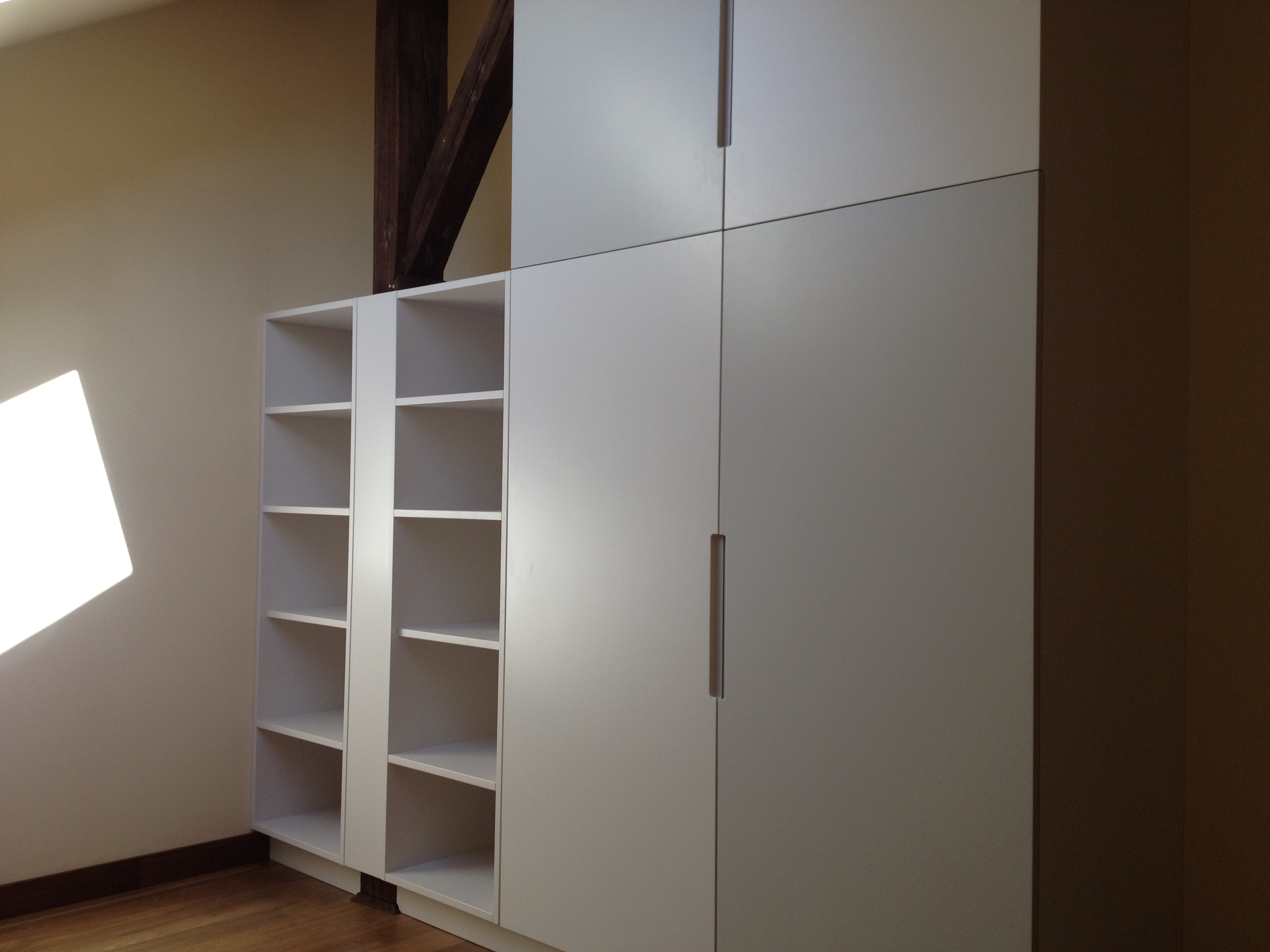 Biała wysoka zabudowa kuchenna