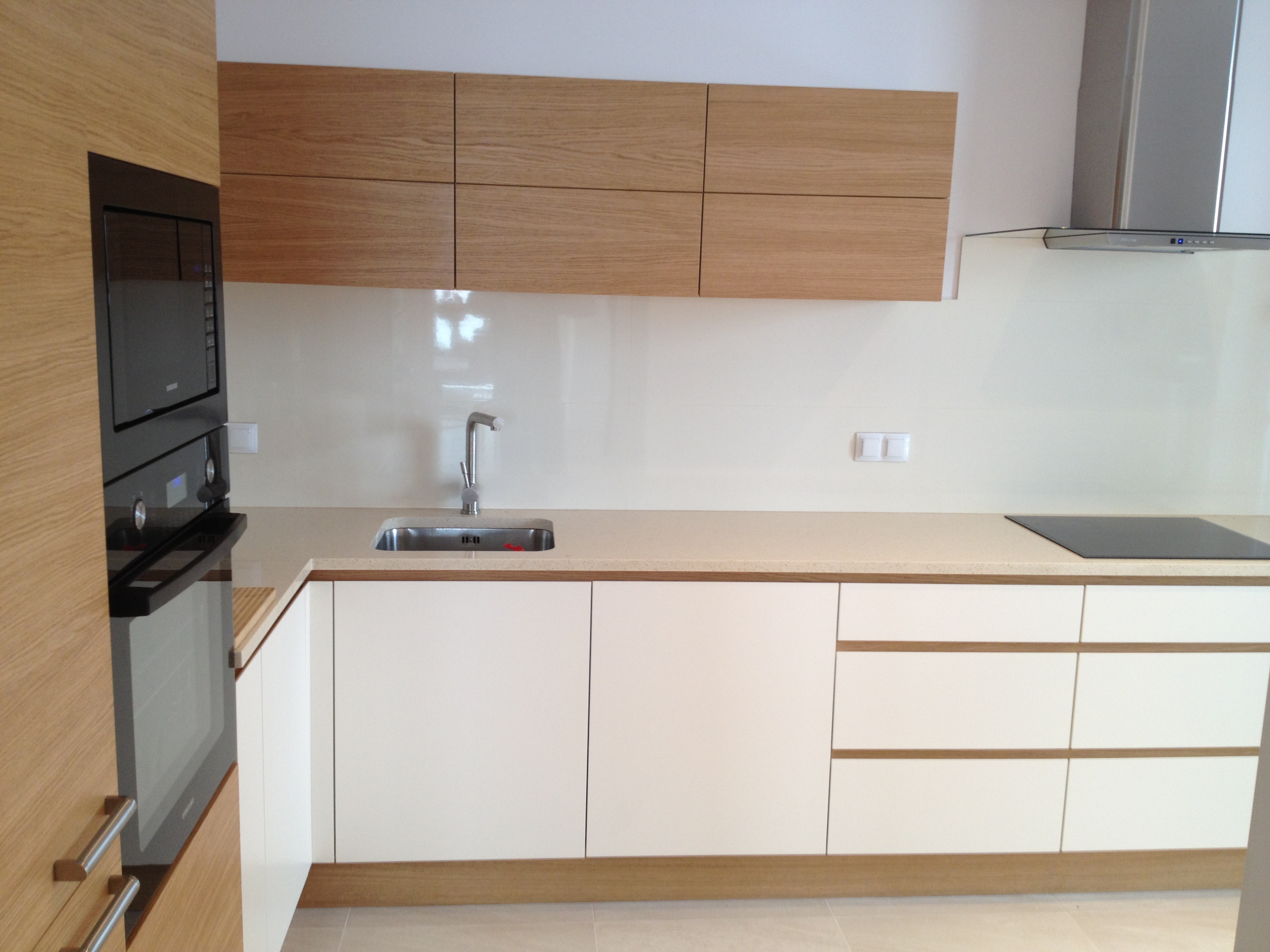 Biała szafa z frezami 2