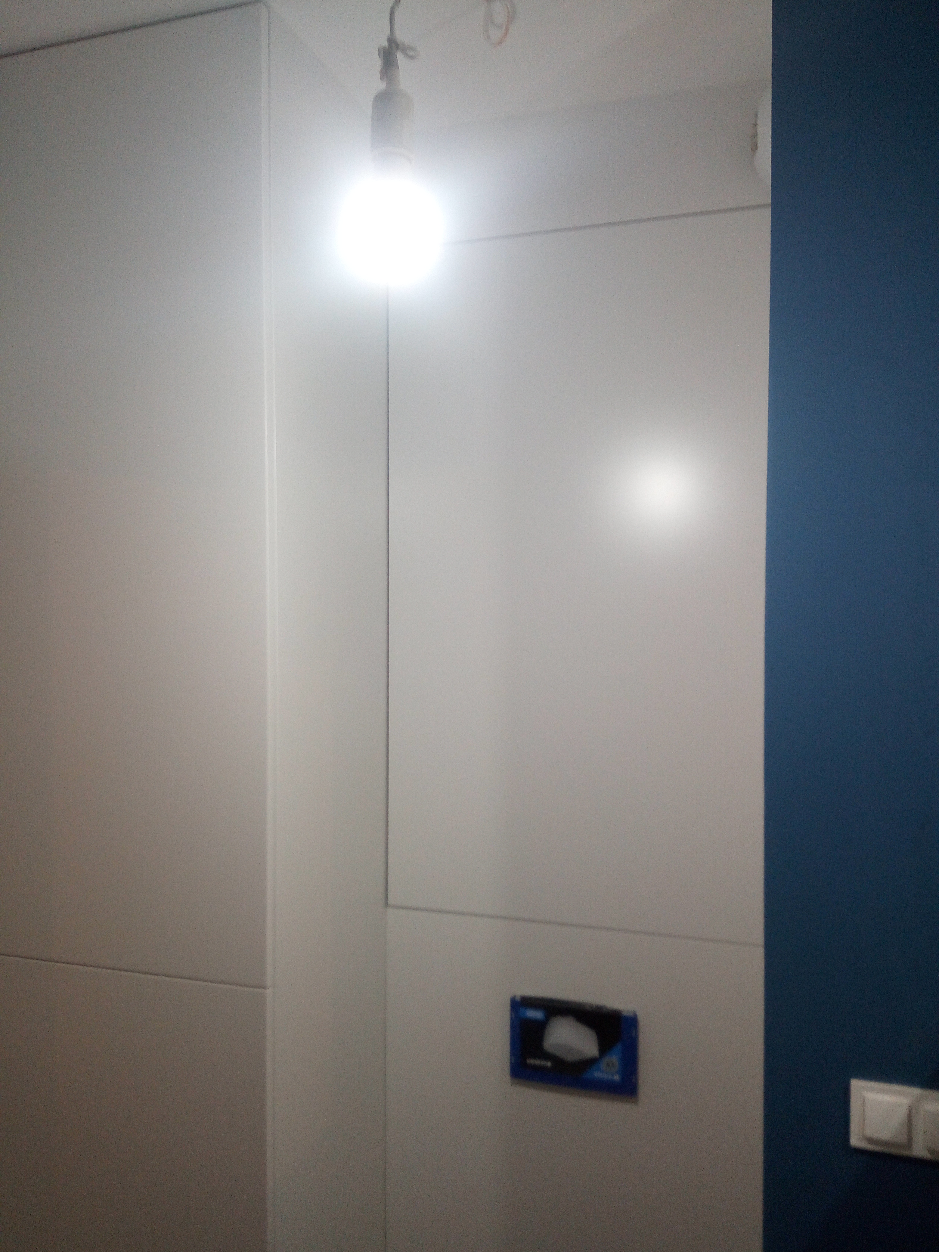 Biała zabudowa meblowa z gładkimi frontami