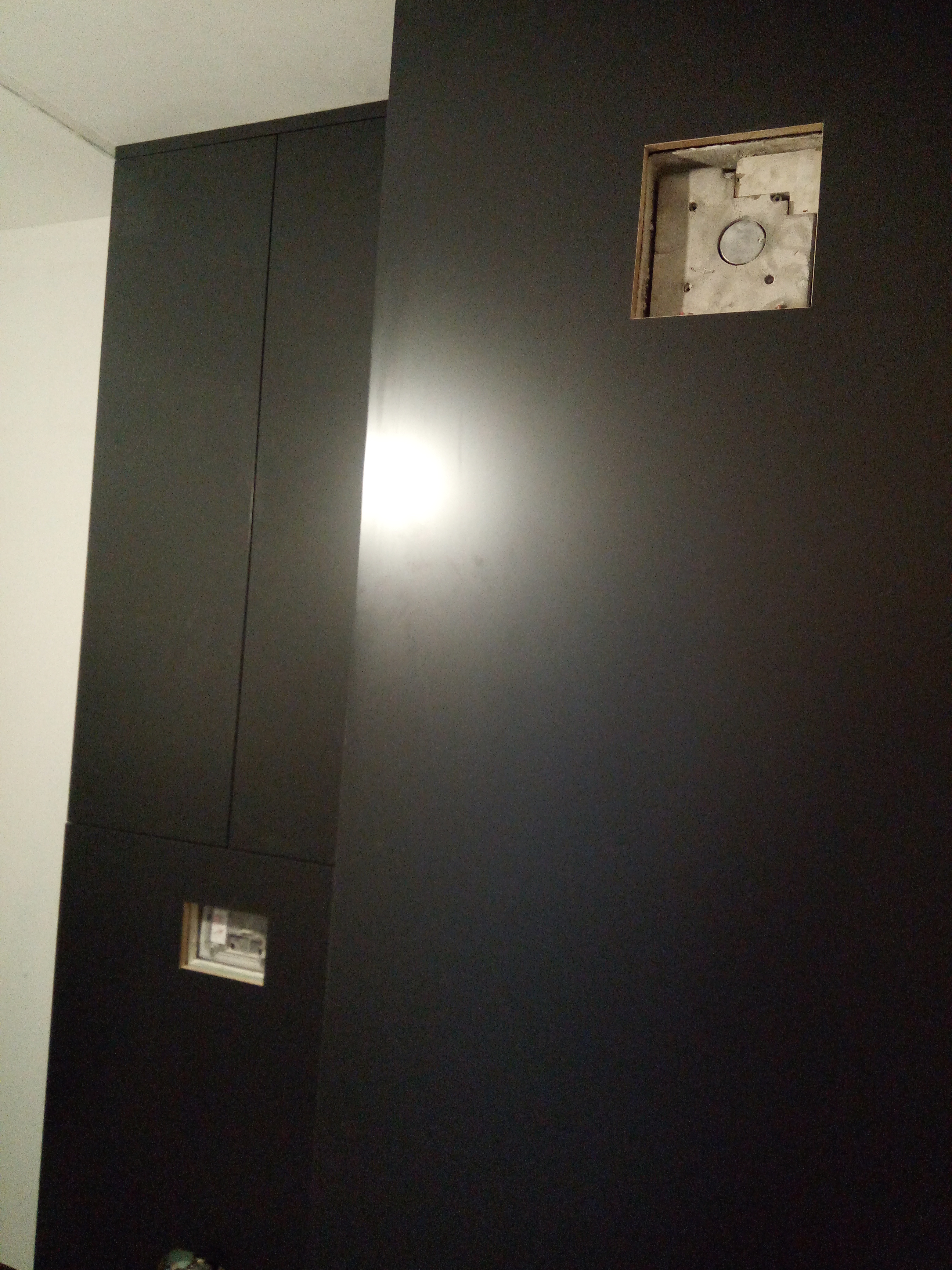 Czarna zabudowa meblowa z wnęką techniczną