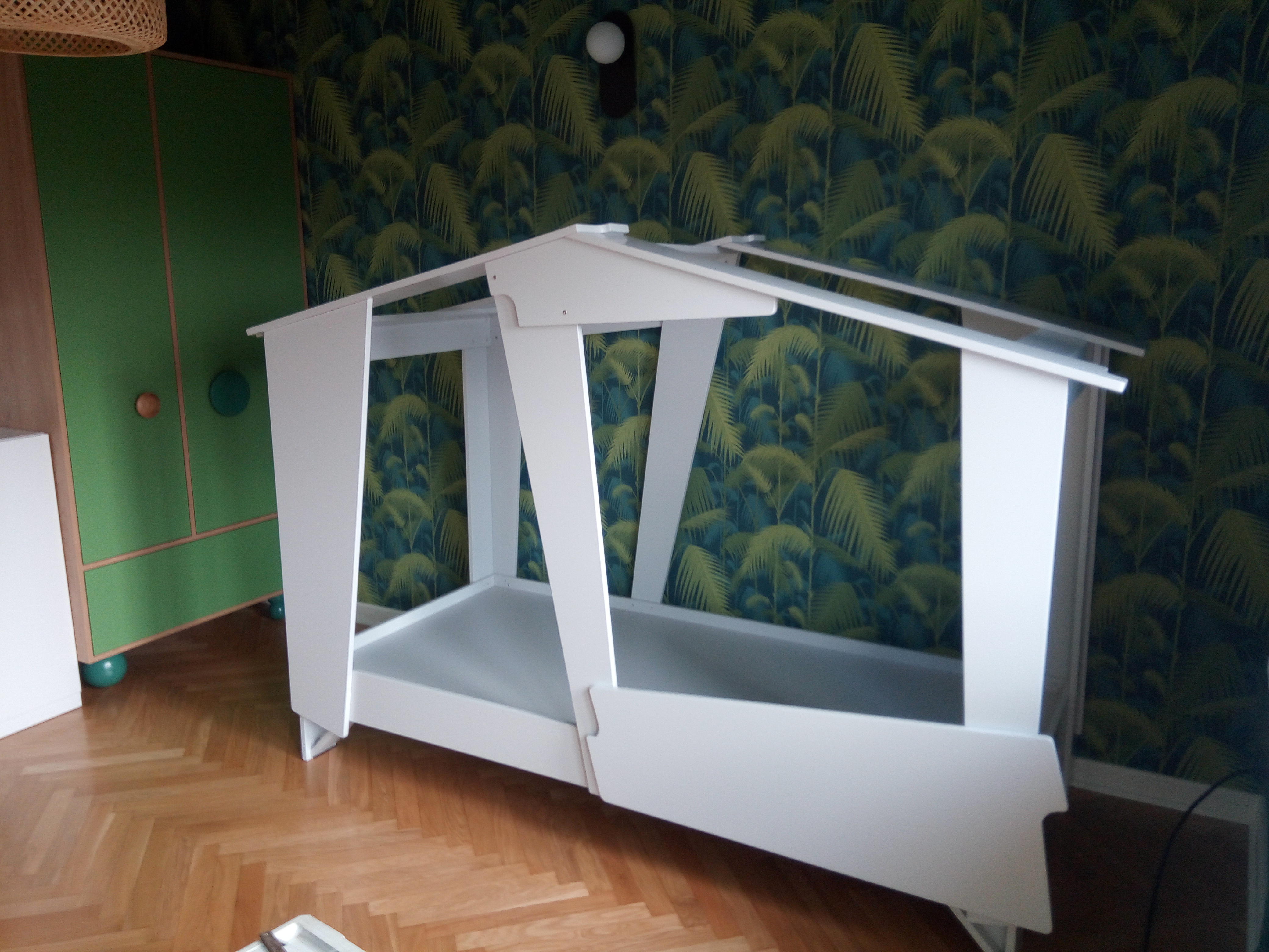 Łóżko domek i kolorowa zabudowa w pokoju dziecięcym