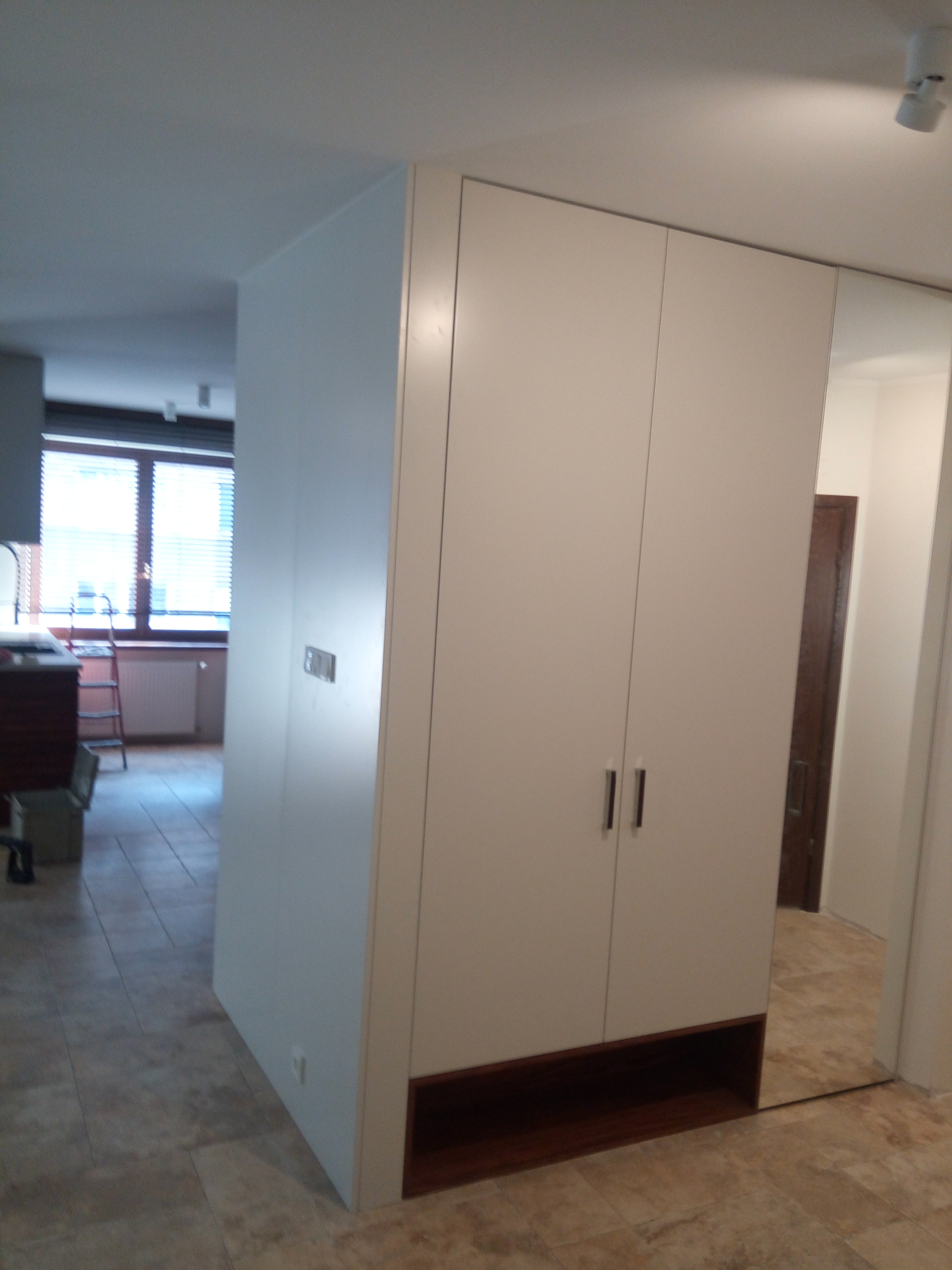 Szafa wnękowa w przedpokoju z siedziskiem