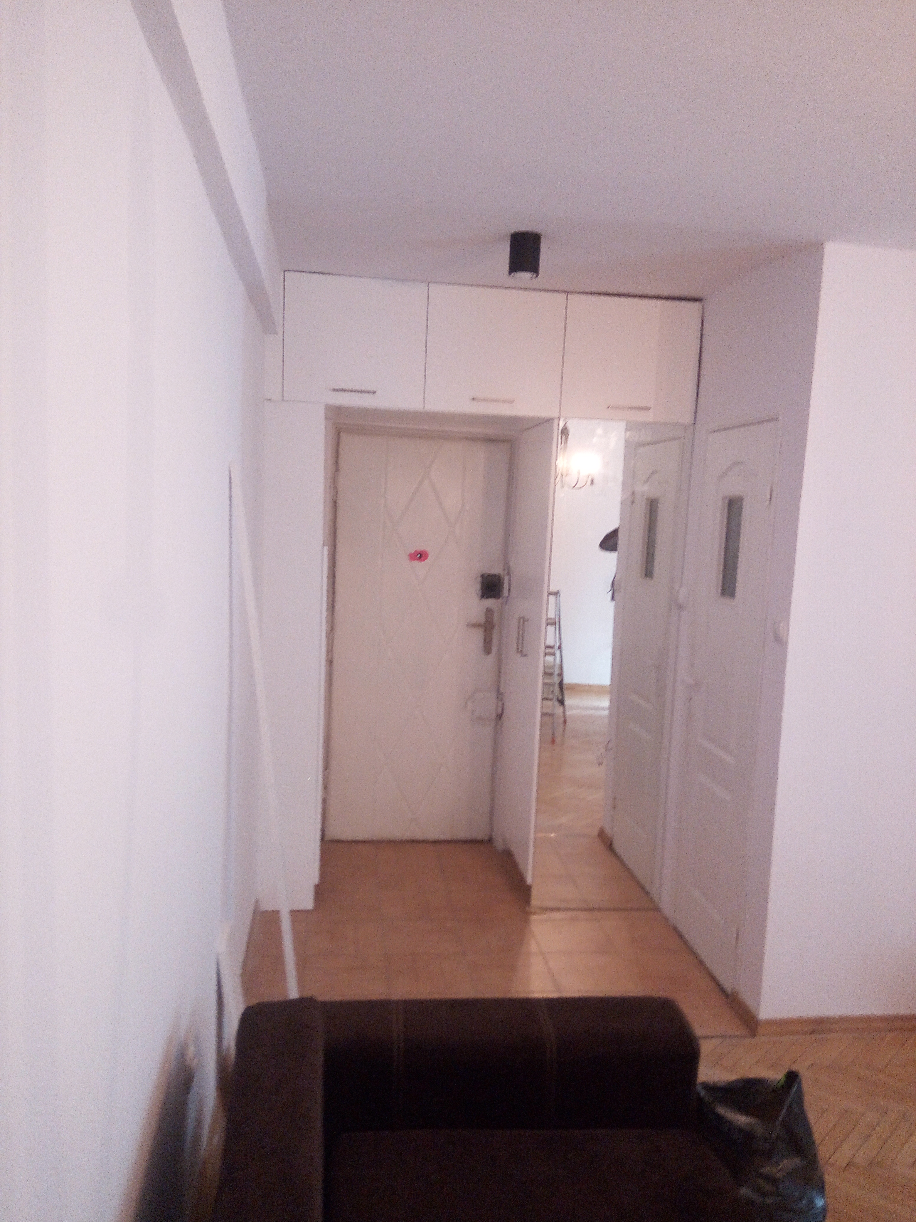 Zabudowa meblowa nad drzwiami w przedpokoju