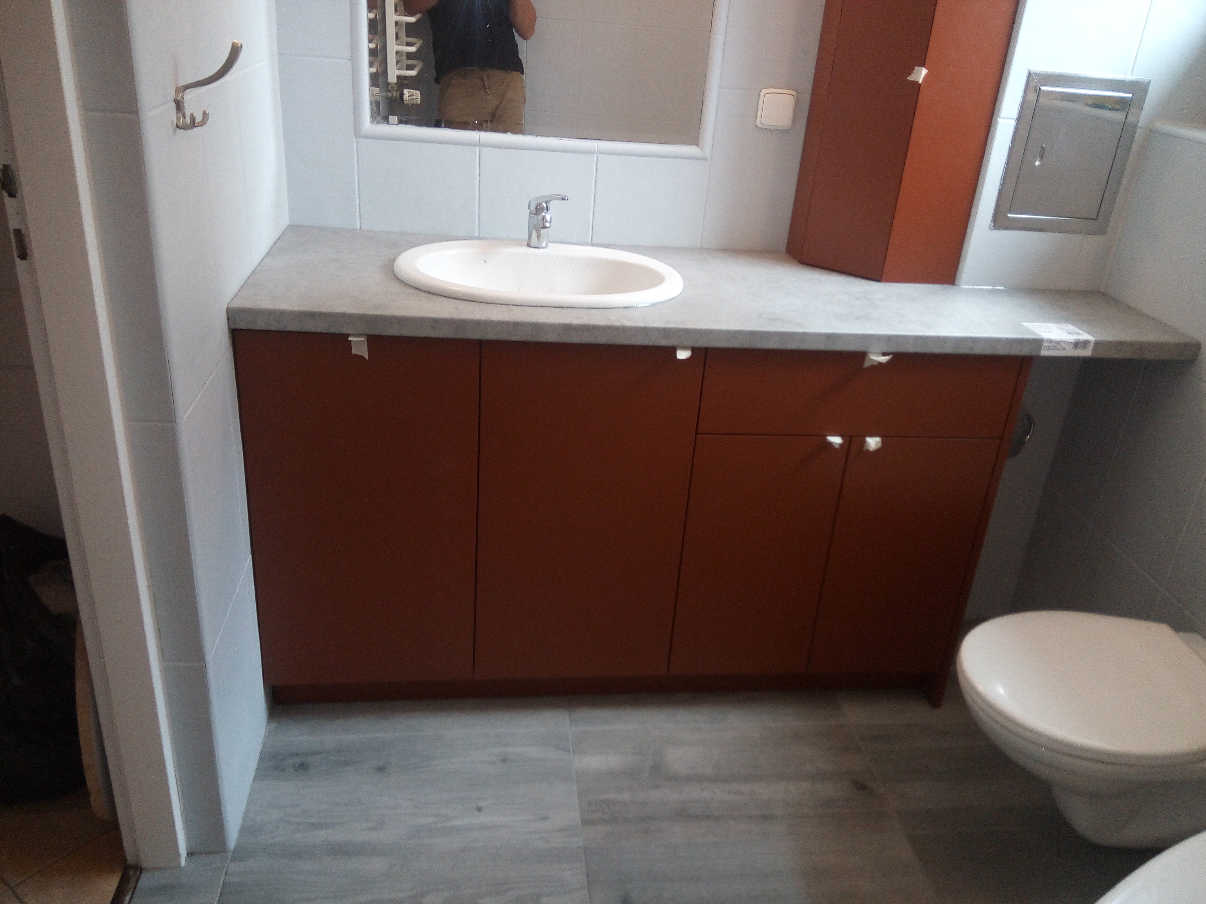 Meble łazienkowe w ciepłym kolorze z blatem betonowym