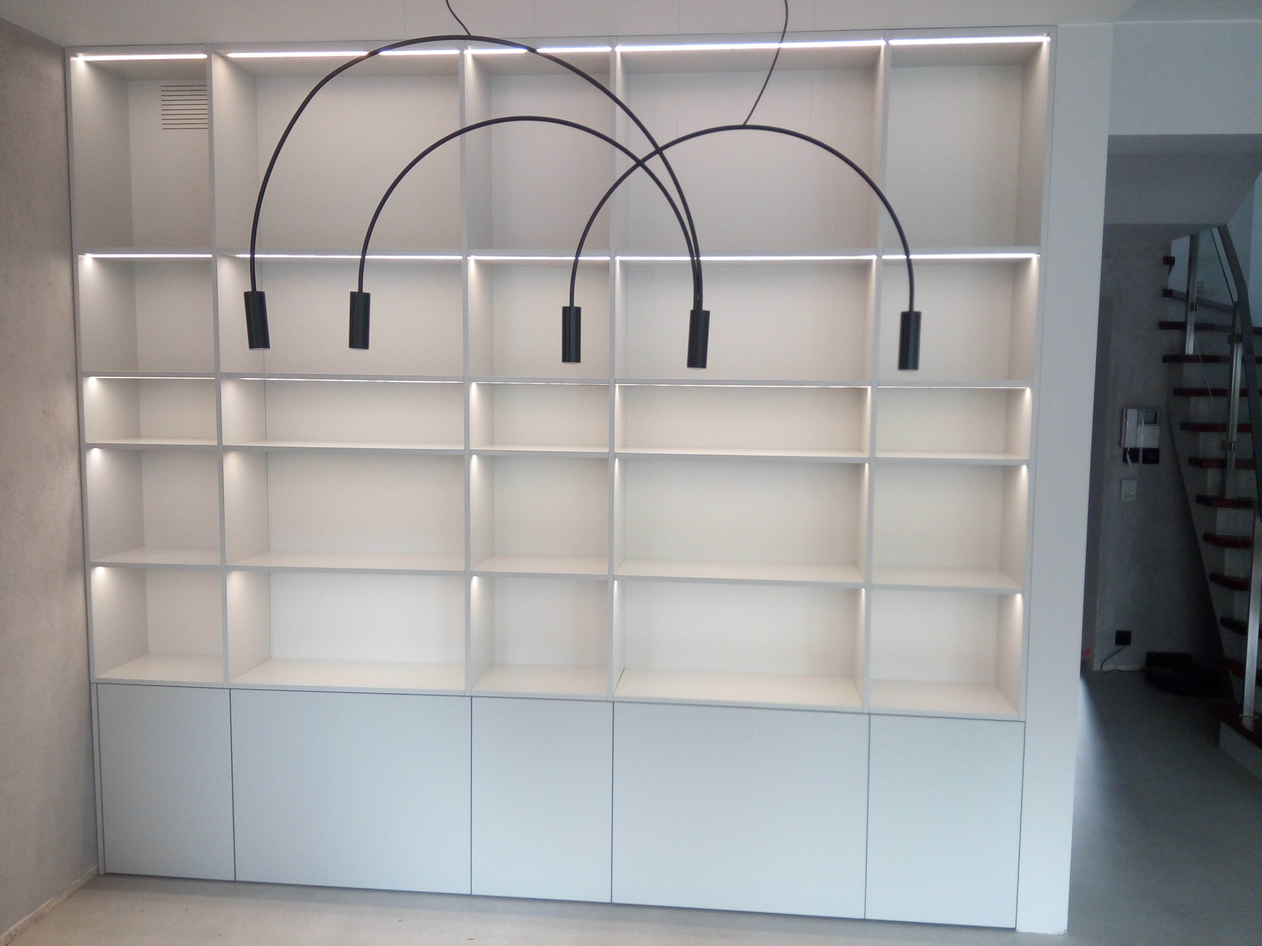 Biała zabudowa z podświetlanymi półkami