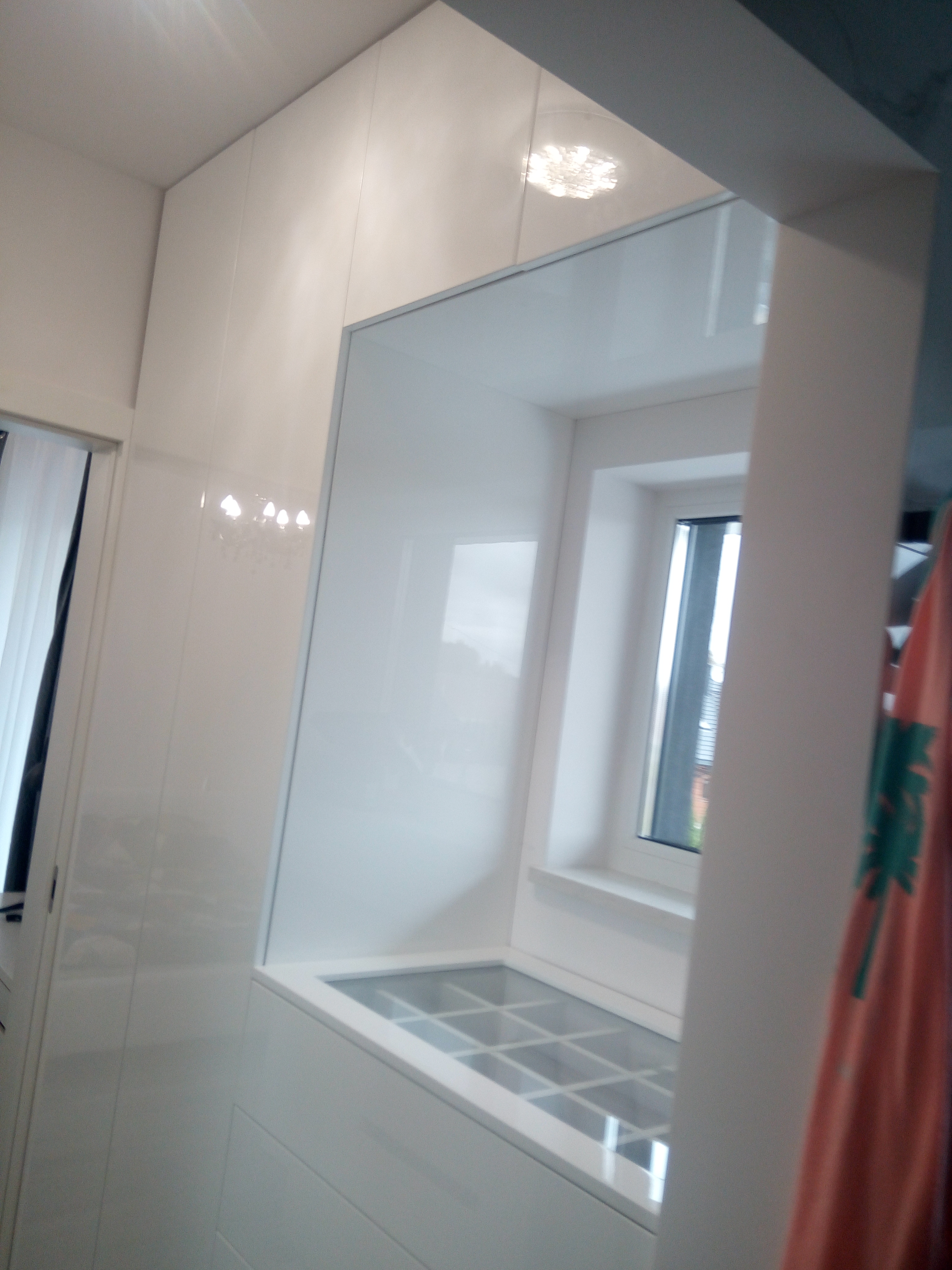 Biała garderoba na wymiar z zabudową pod sufit