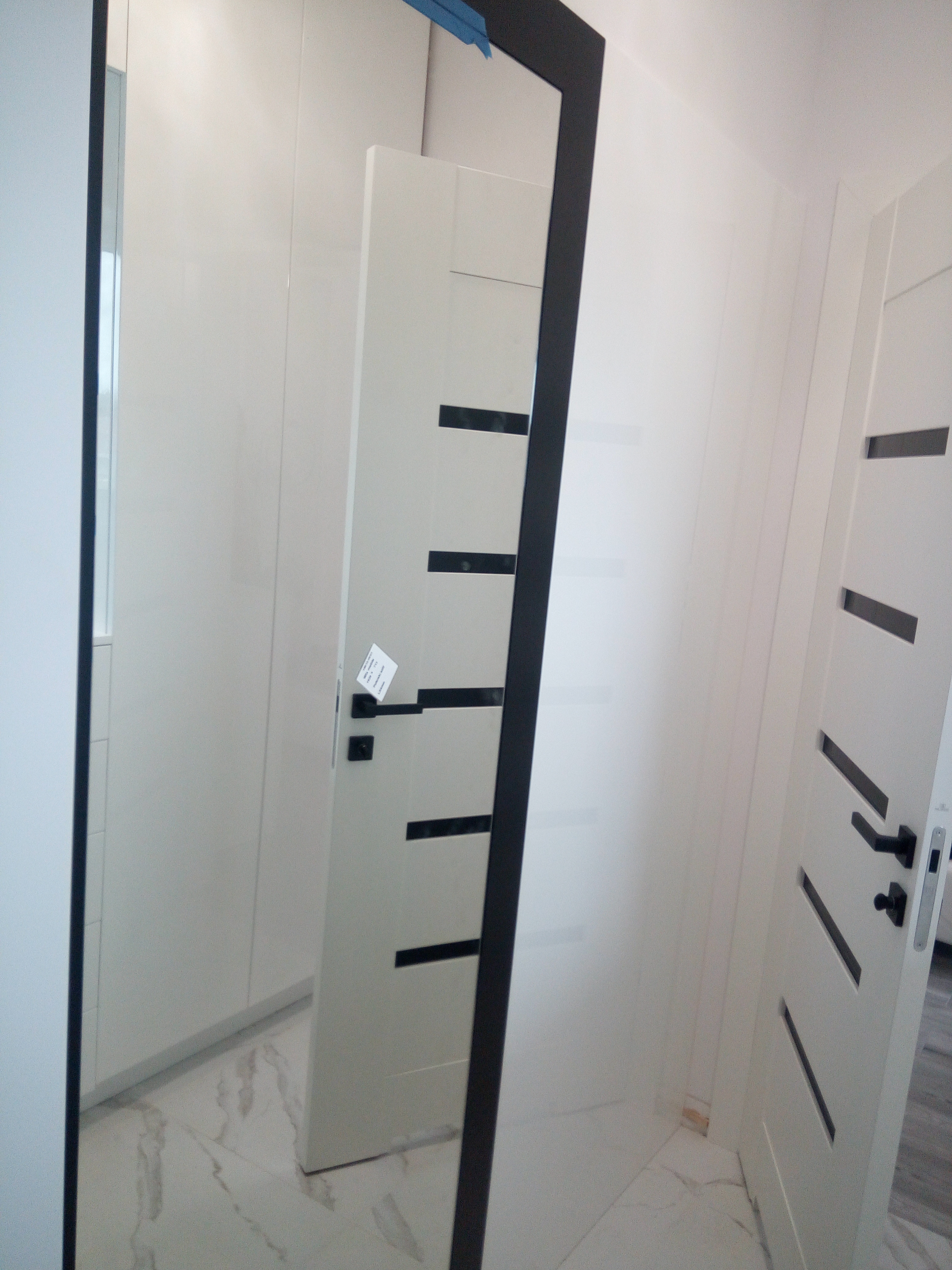 Szafa z dużym lustrem i oświetleniem LED