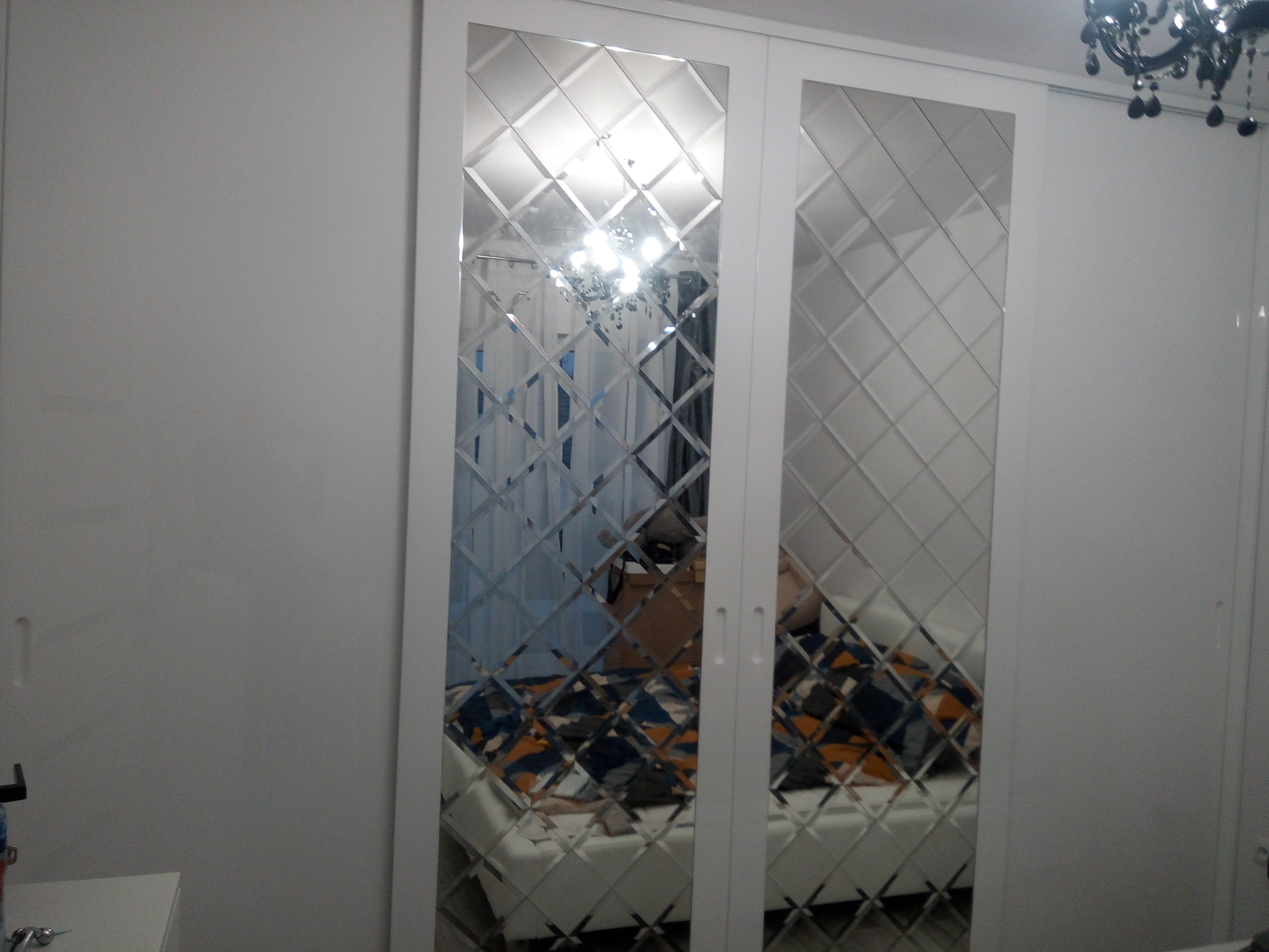 Szafa przesuwna z lustrzanymi frontami