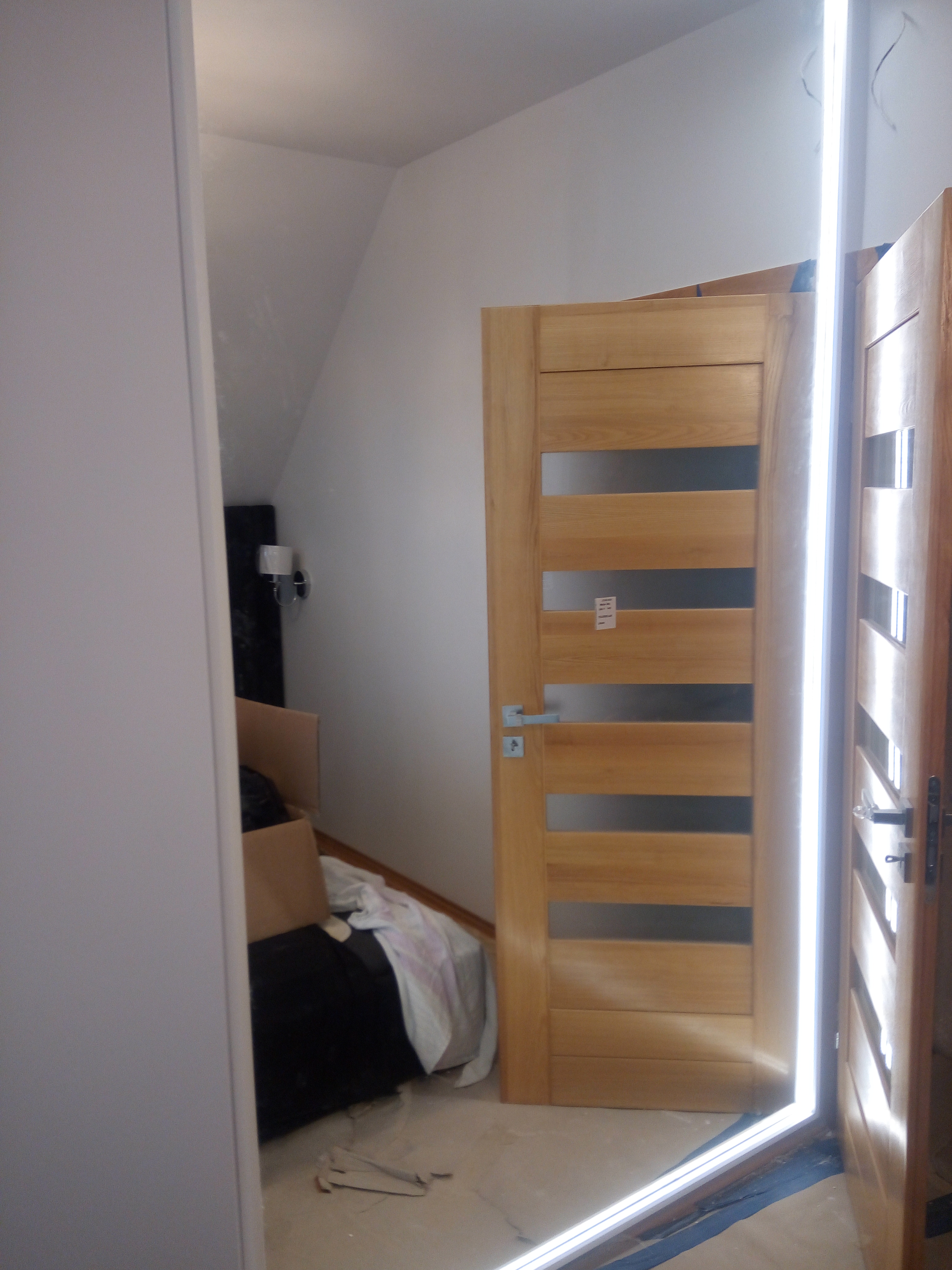 Lustro LED w zabudowie meblowej