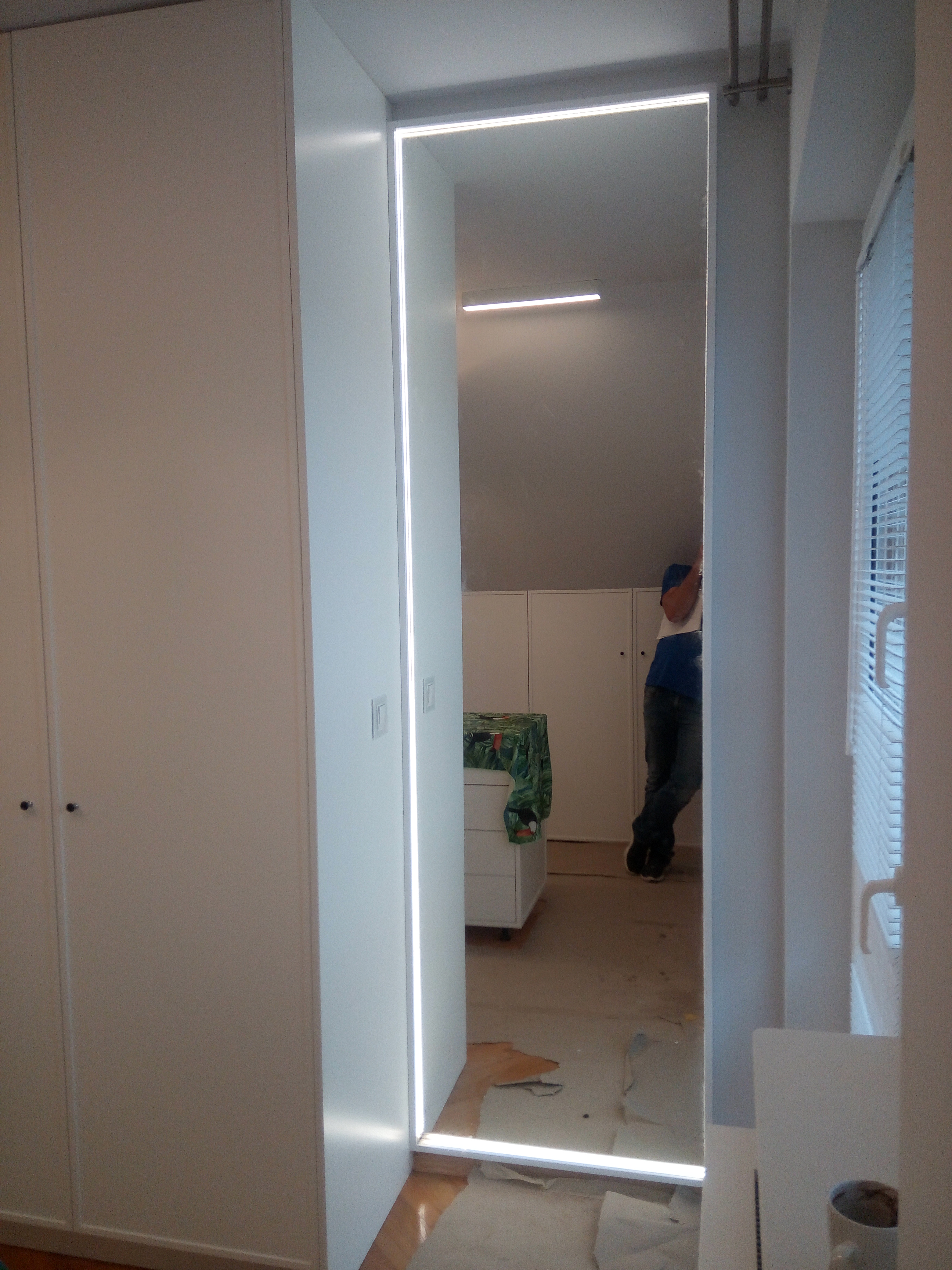 Nowoczesna zabudowa z oświetleniem LED