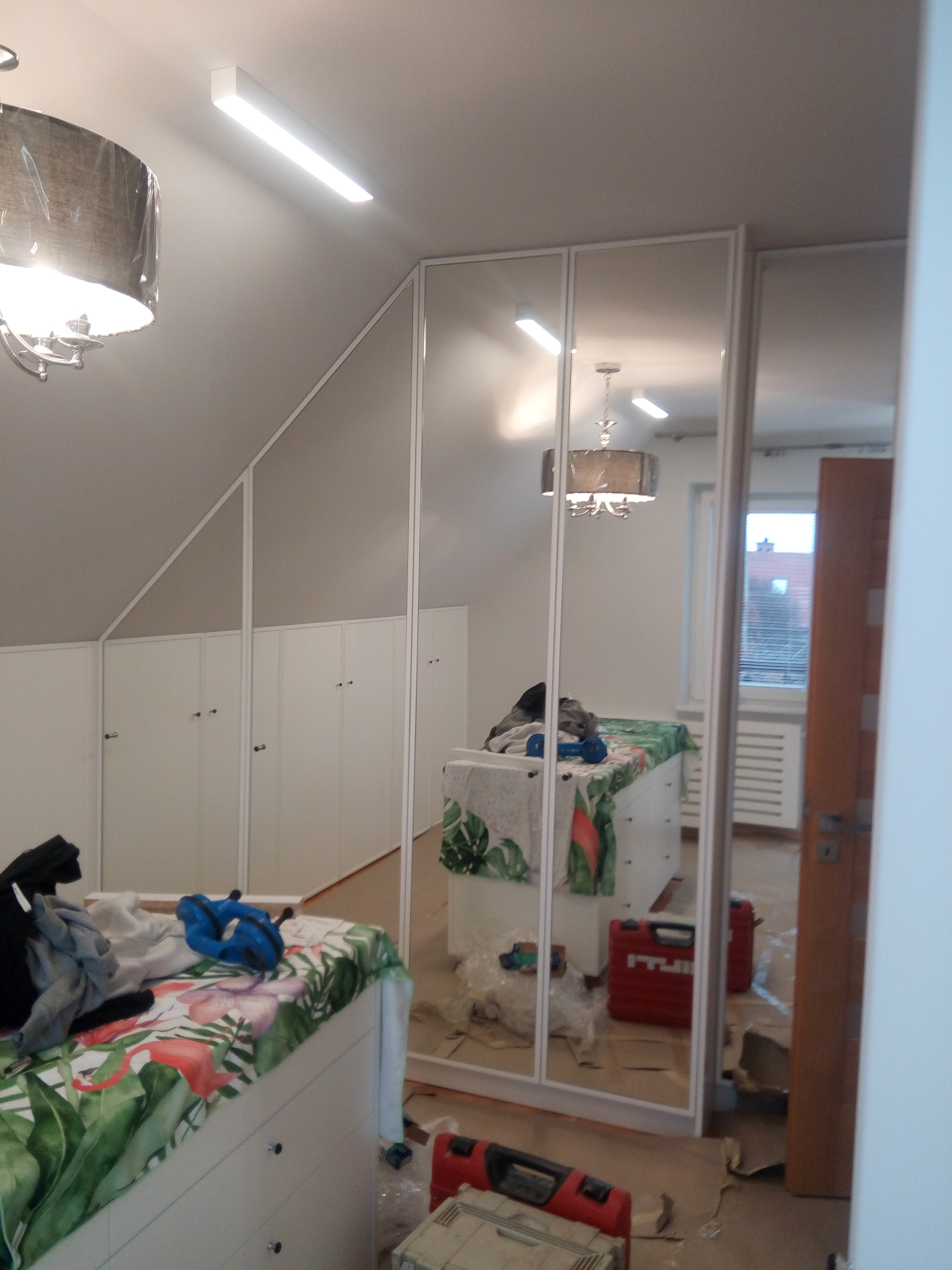 Zabudowa meblowa z dużym lustrem LED