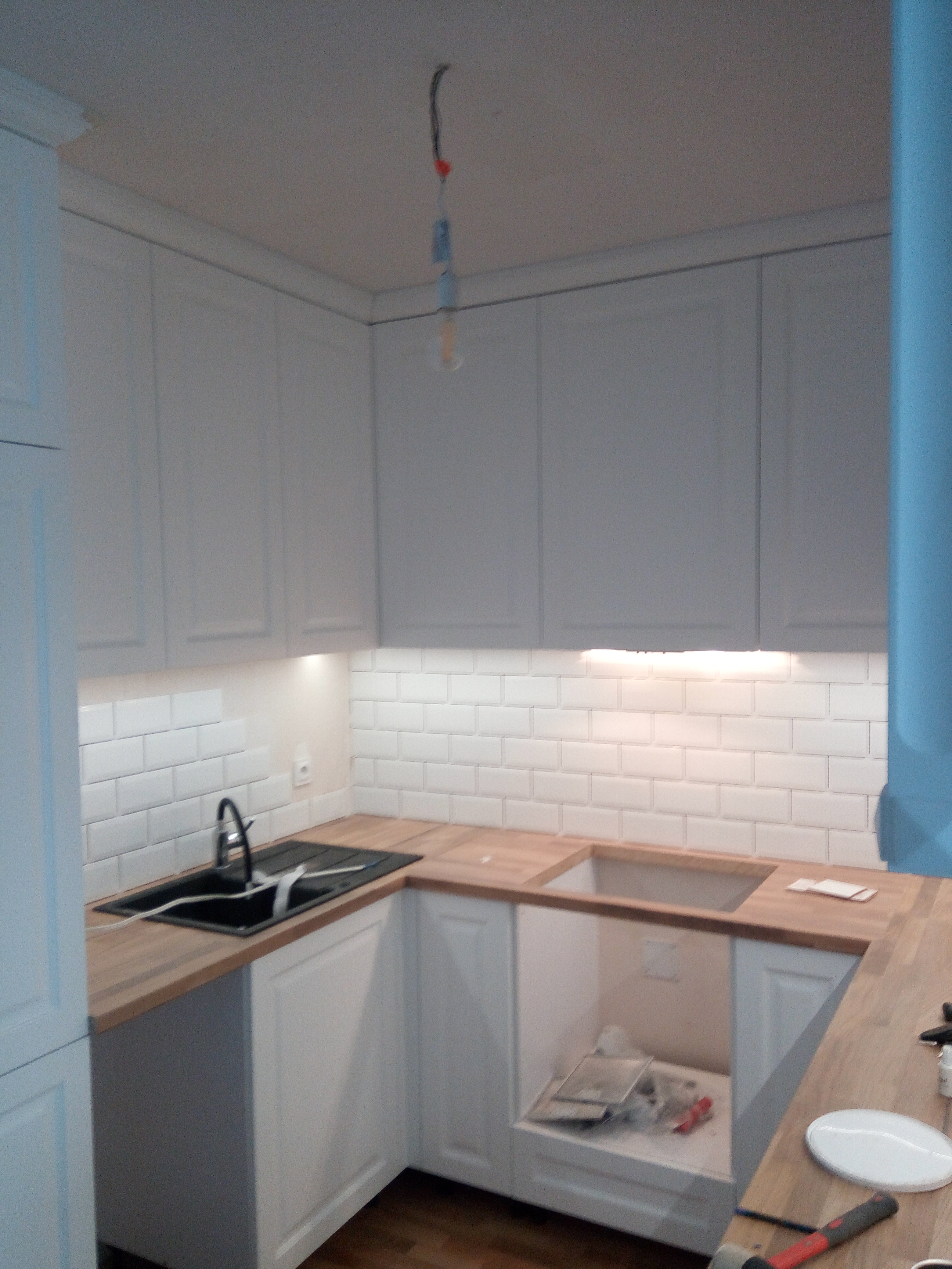 Klasyczna biała kuchnia z płytkami typu metro