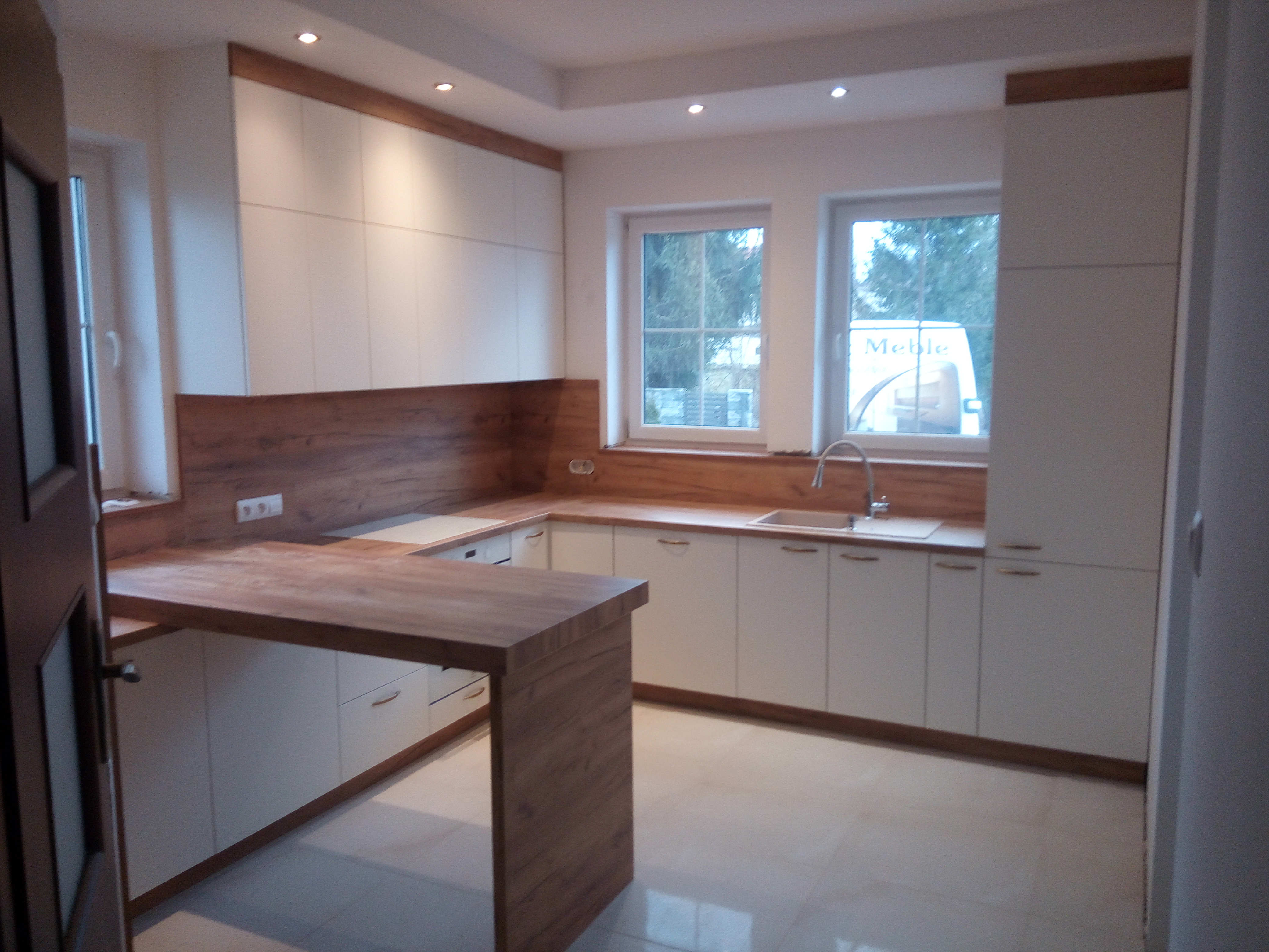 Kuchnia z drewnianym blatem i półwyspą