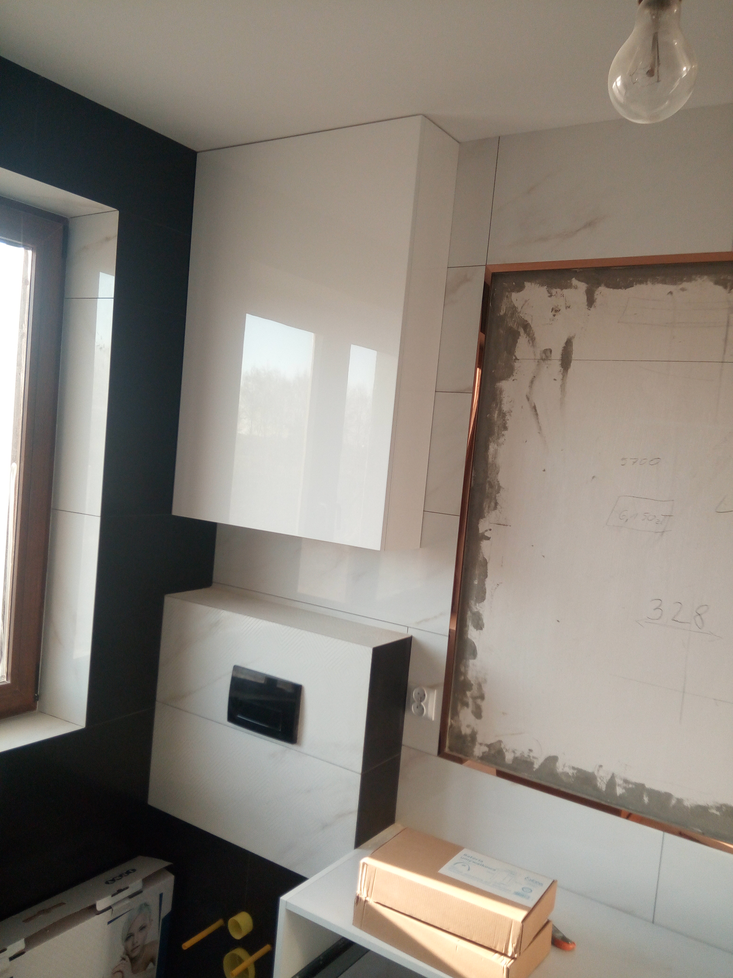 Elegancka zabudowa łazienkowa w białym połysku