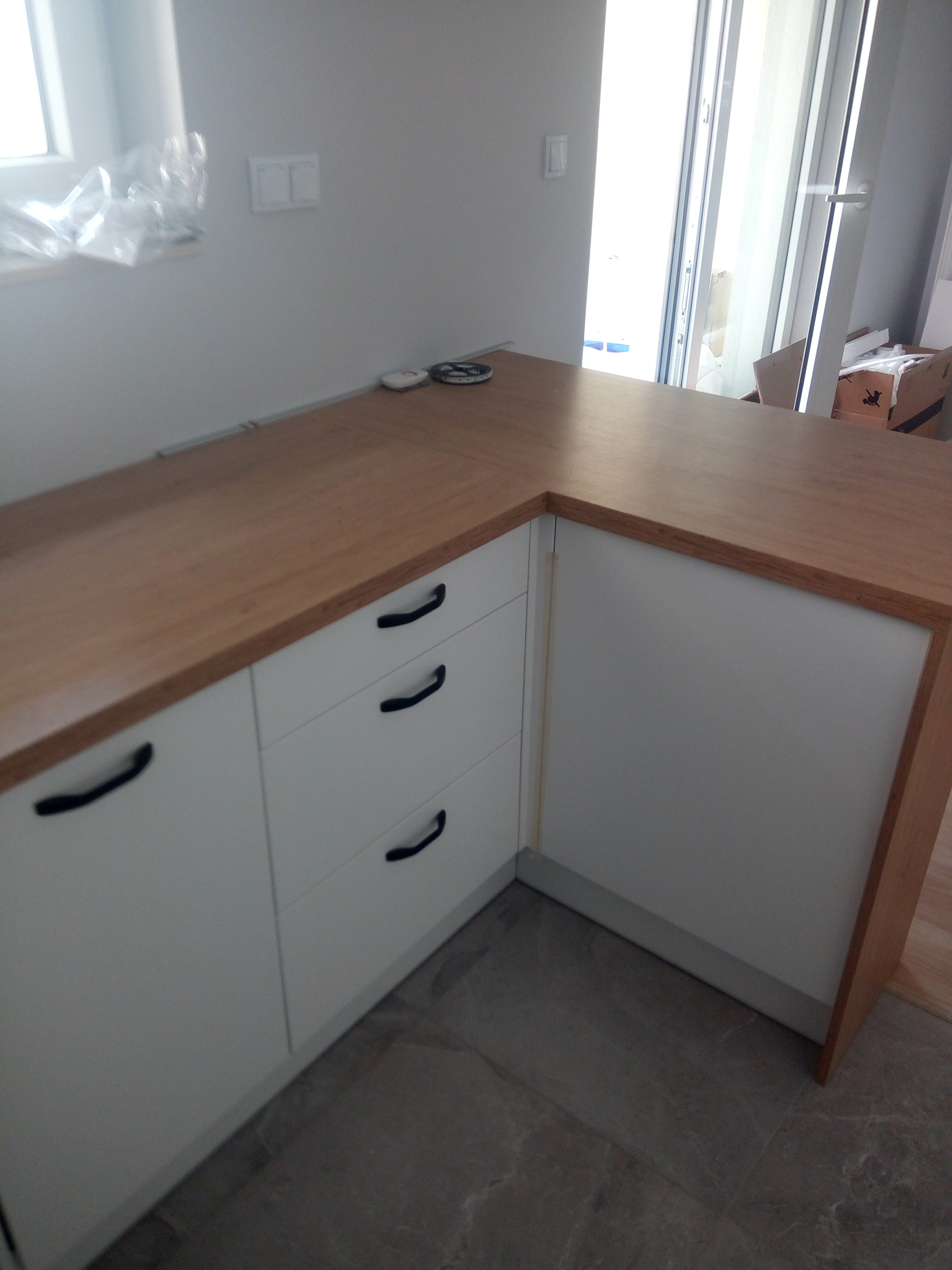 Kuchnia z narożnym blatem i szufladami