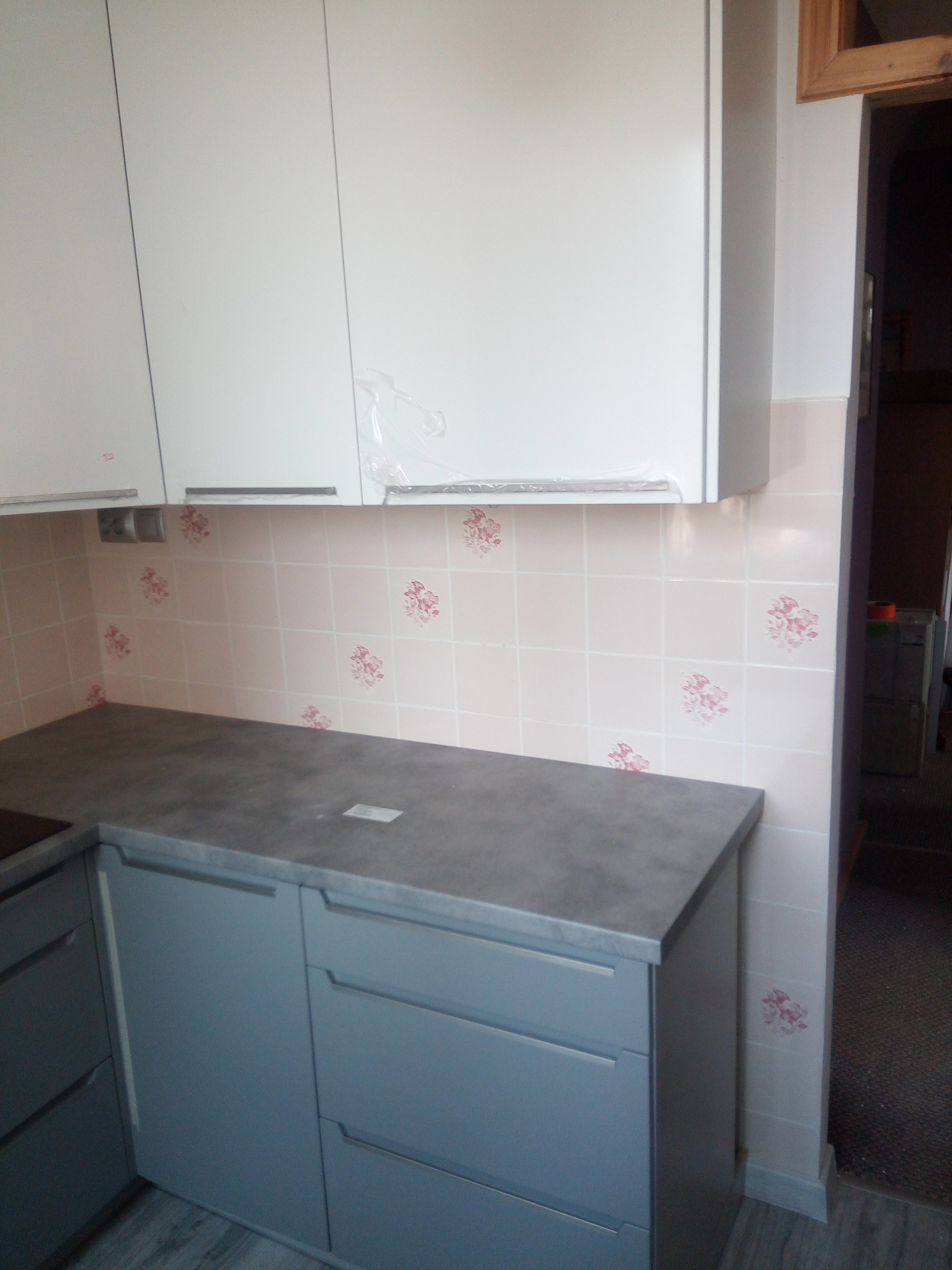 Kuchnia z szarym blatem i dolnymi szafkami