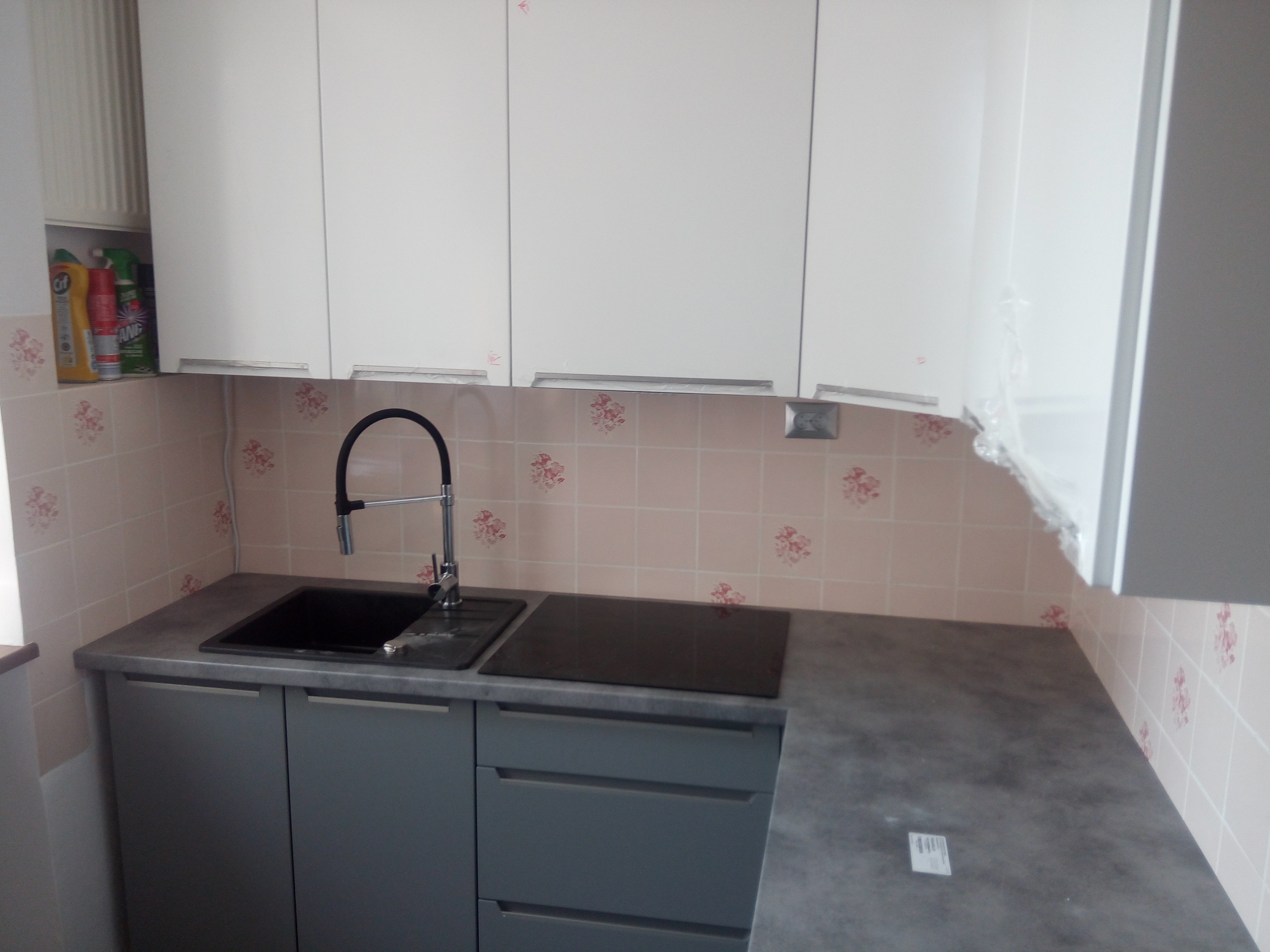 Kuchnia szaro-biała z płytkami na ścianie