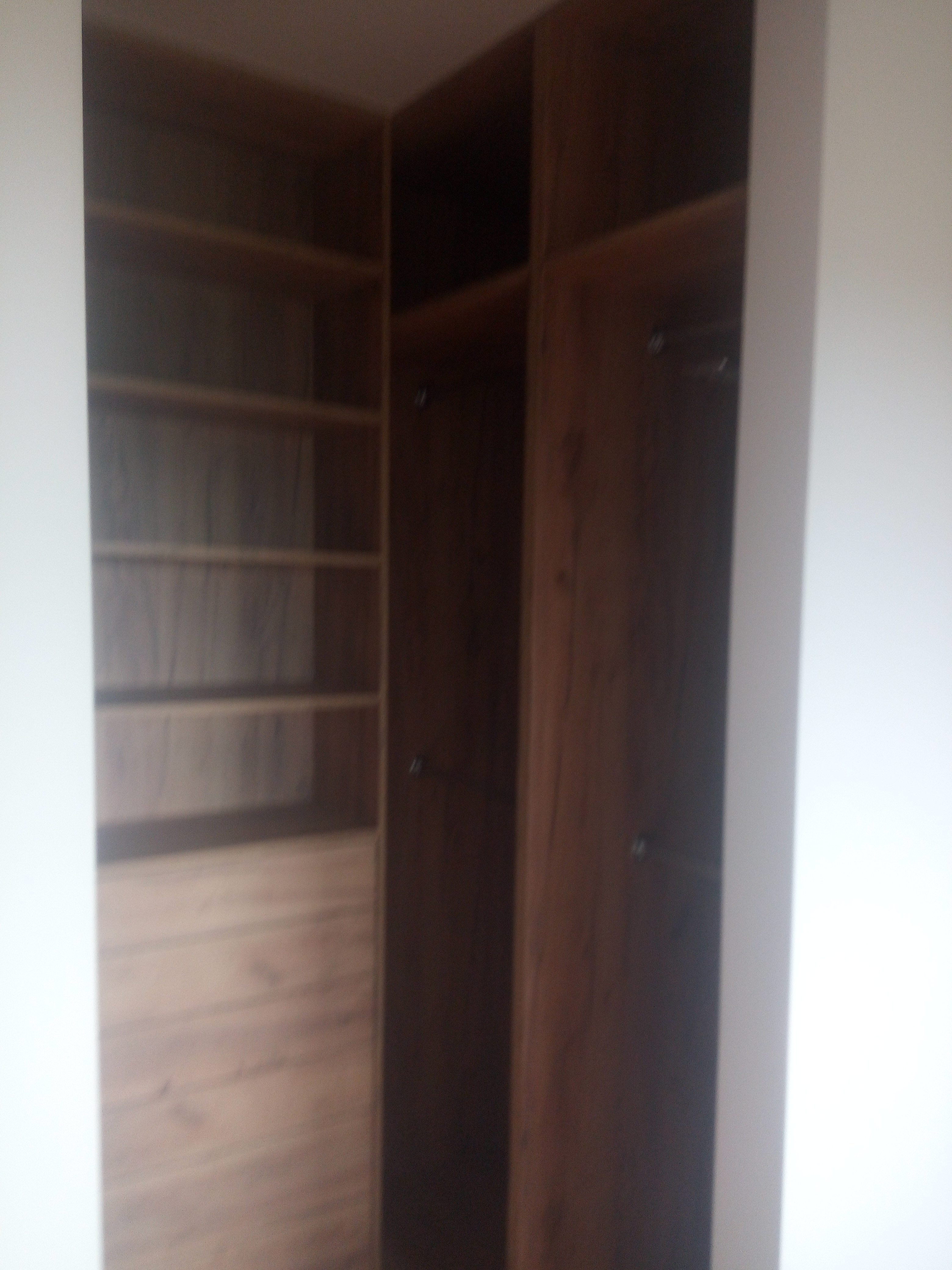 Garderoba w wykończeniu drewnianym