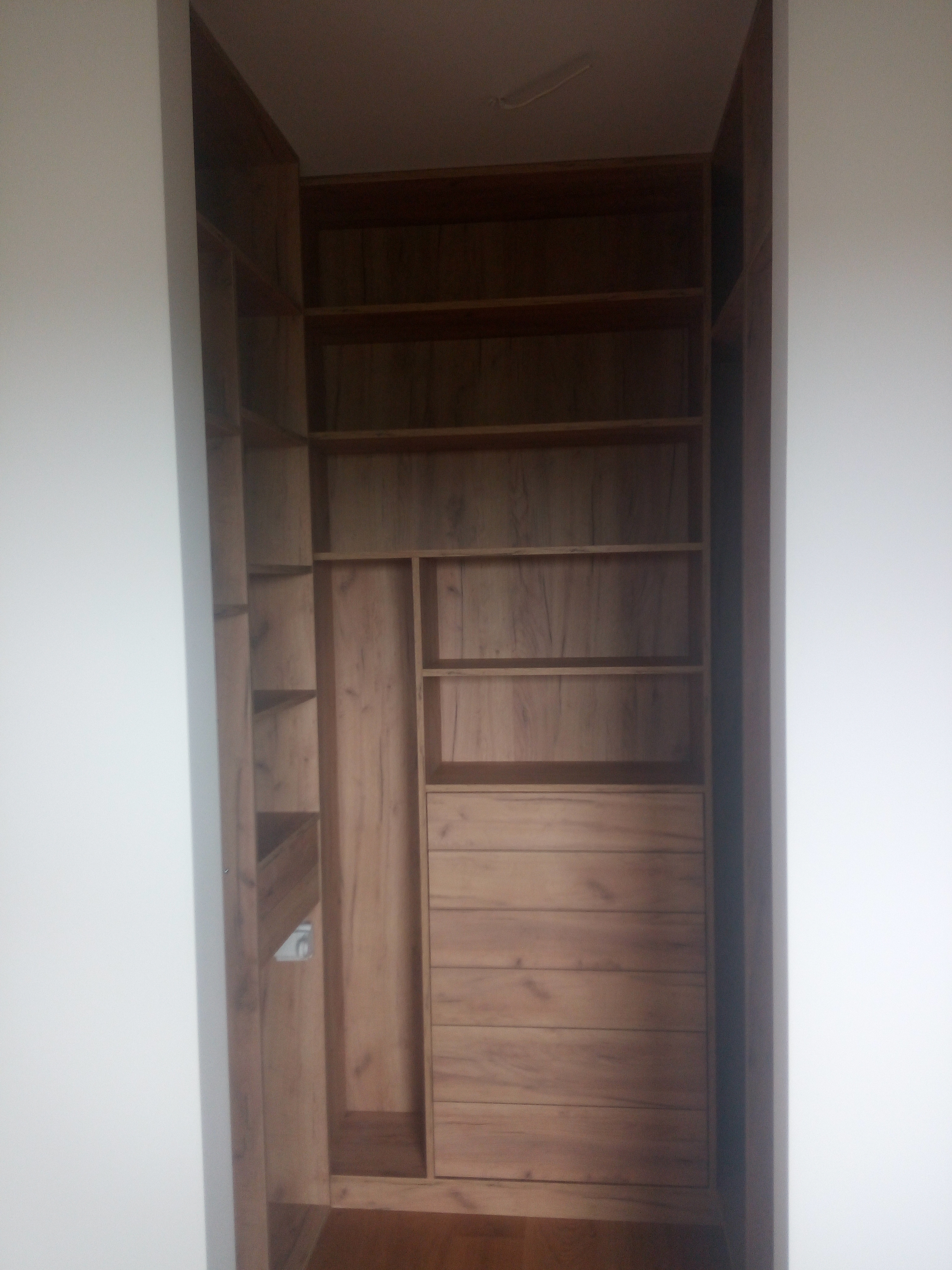 Garderoba z półkami i drążkami na ubrania