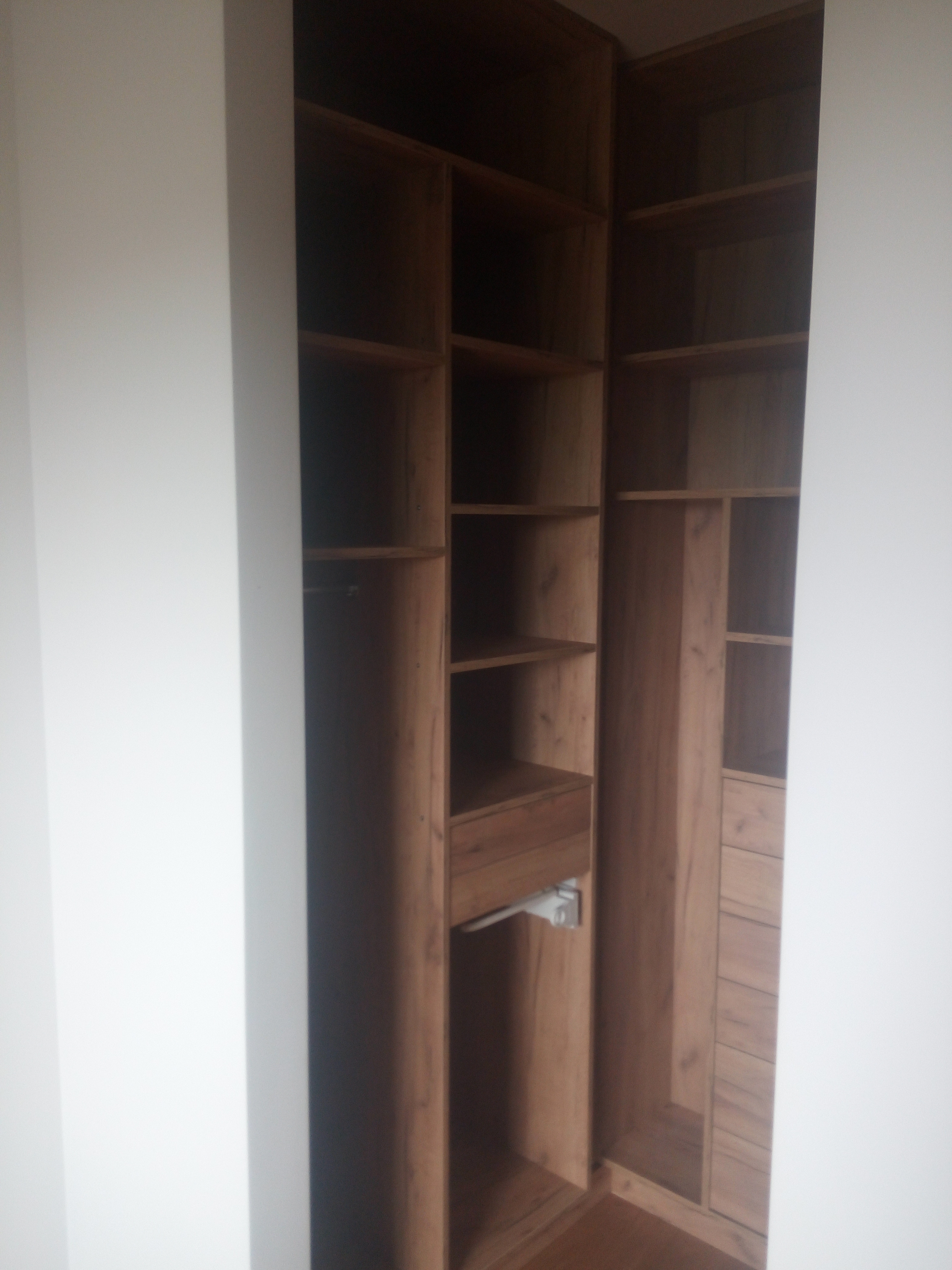 Garderoba narożna z wieloma półkami