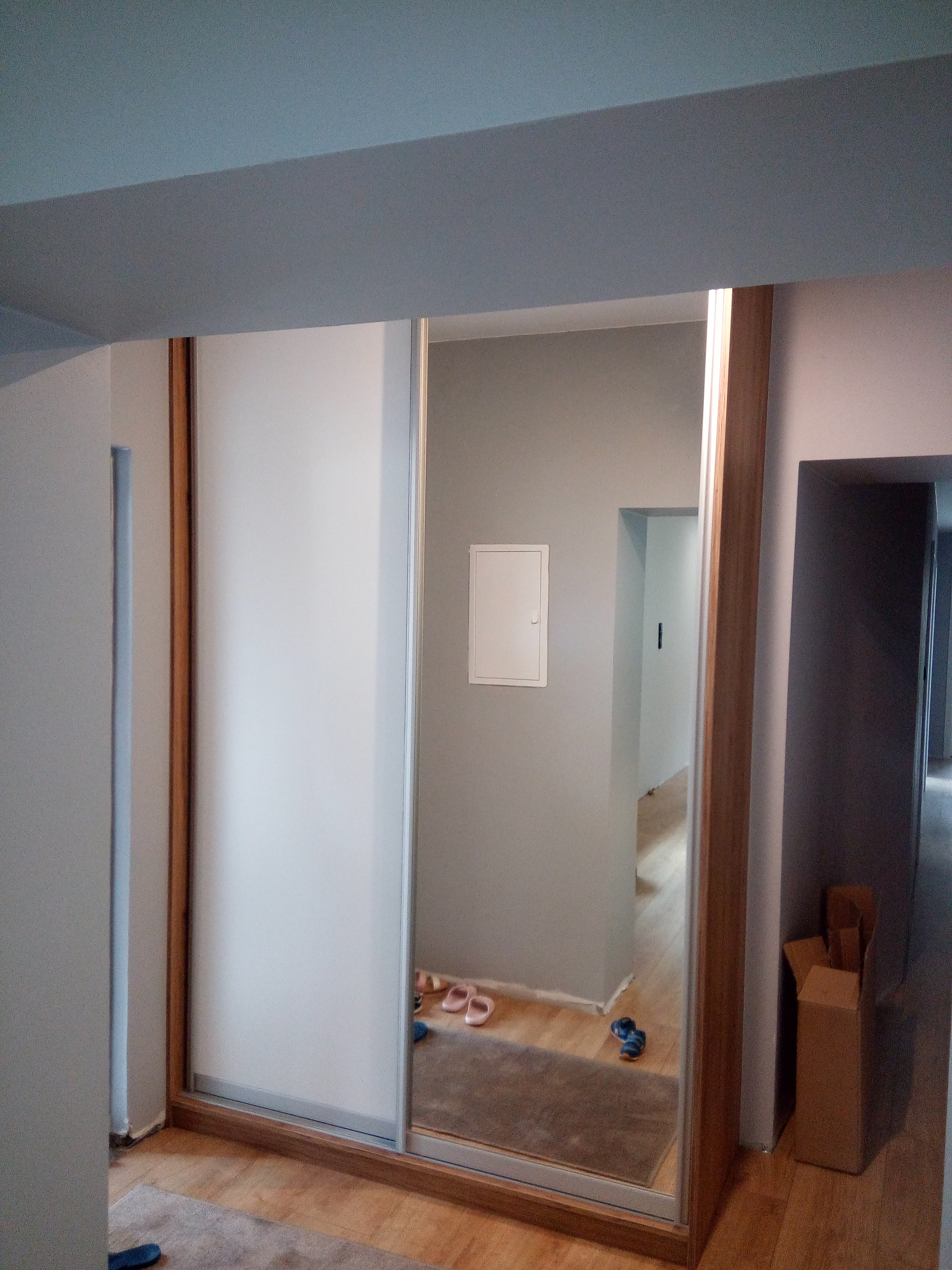 Szafa przesuwna z lustrem i drewnianą ramą