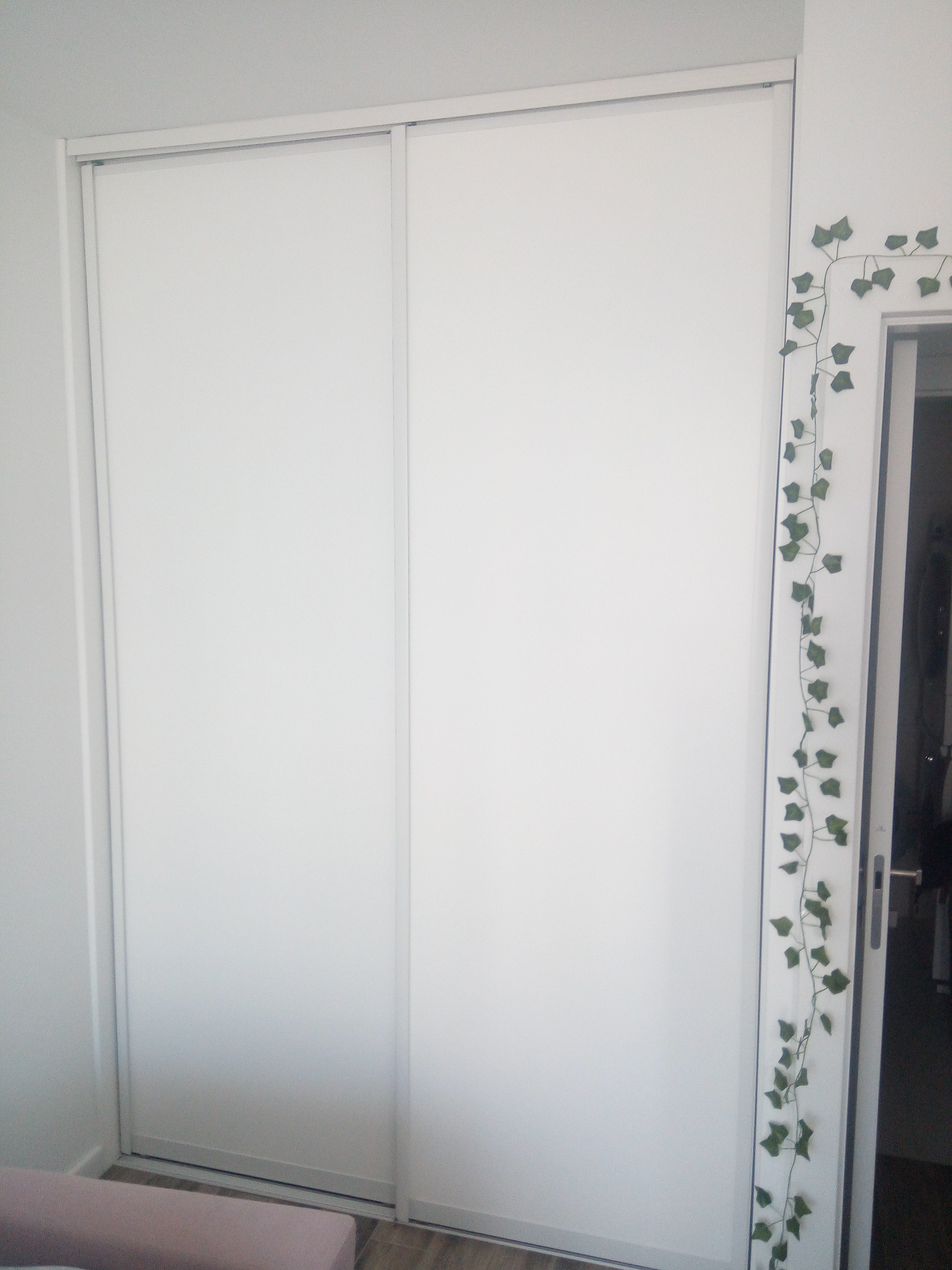 Biała szafa przesuwna w sypialni