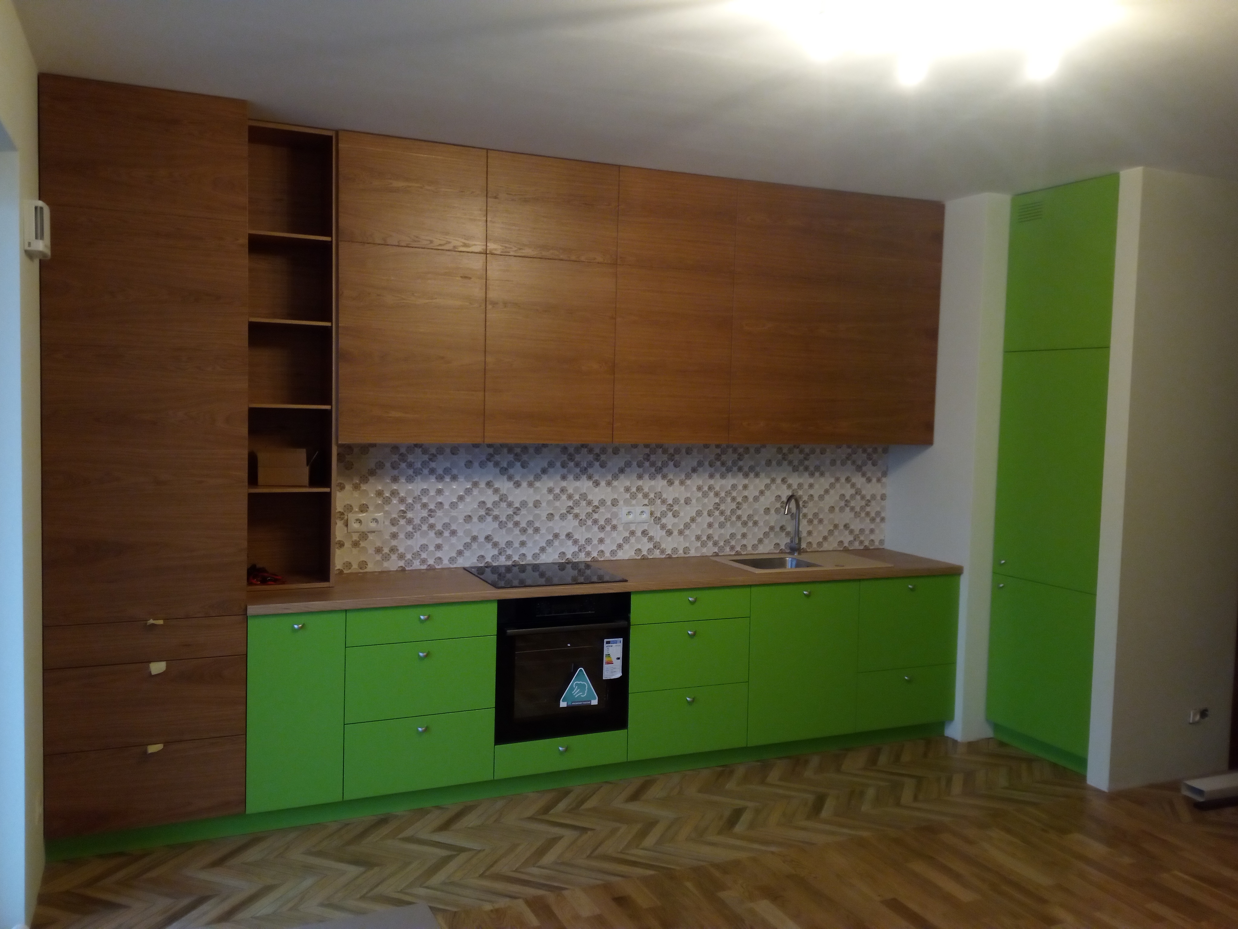 Kuchnia drewniana z zielonym akcentem