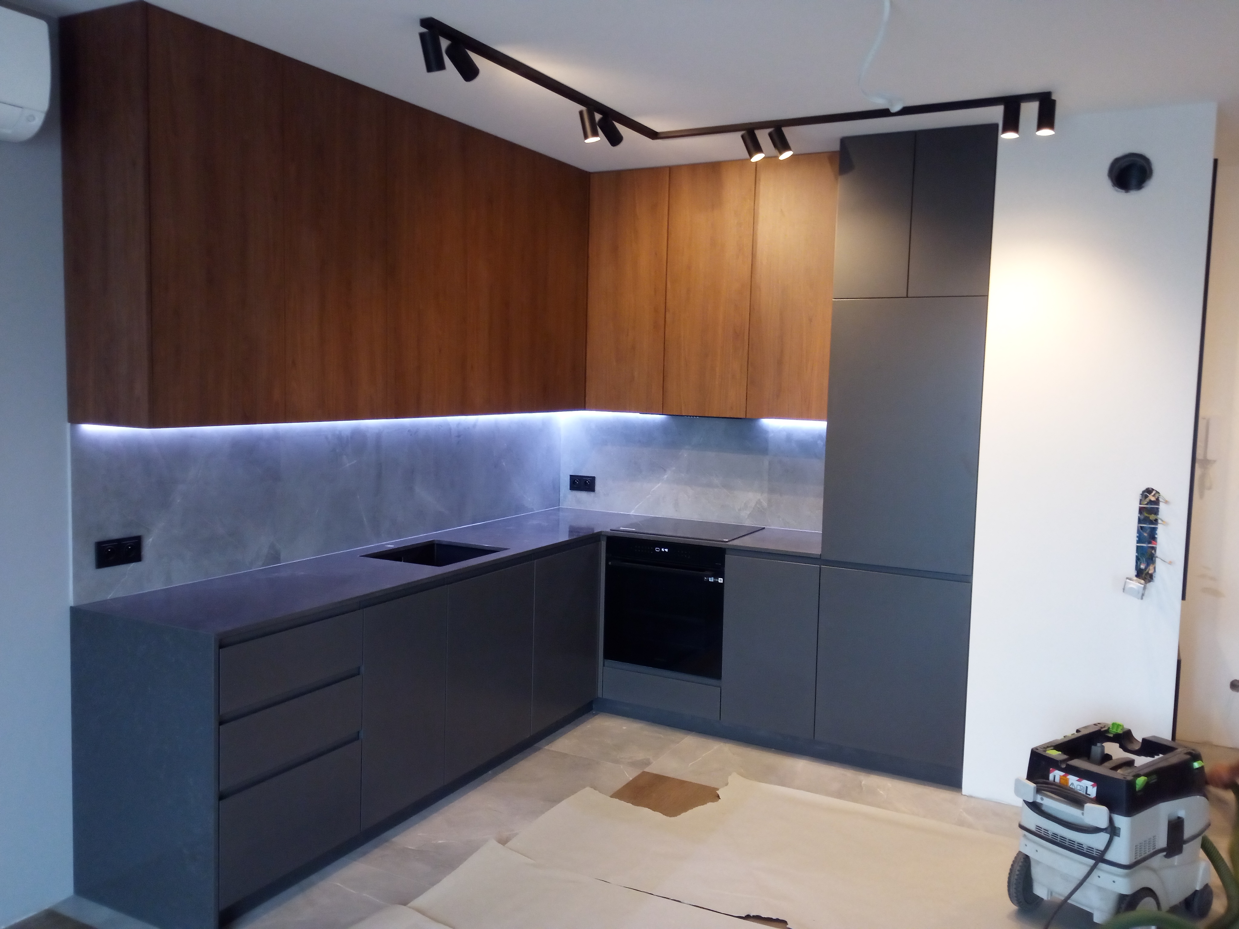 Nowoczesna kuchnia grafit i drewno