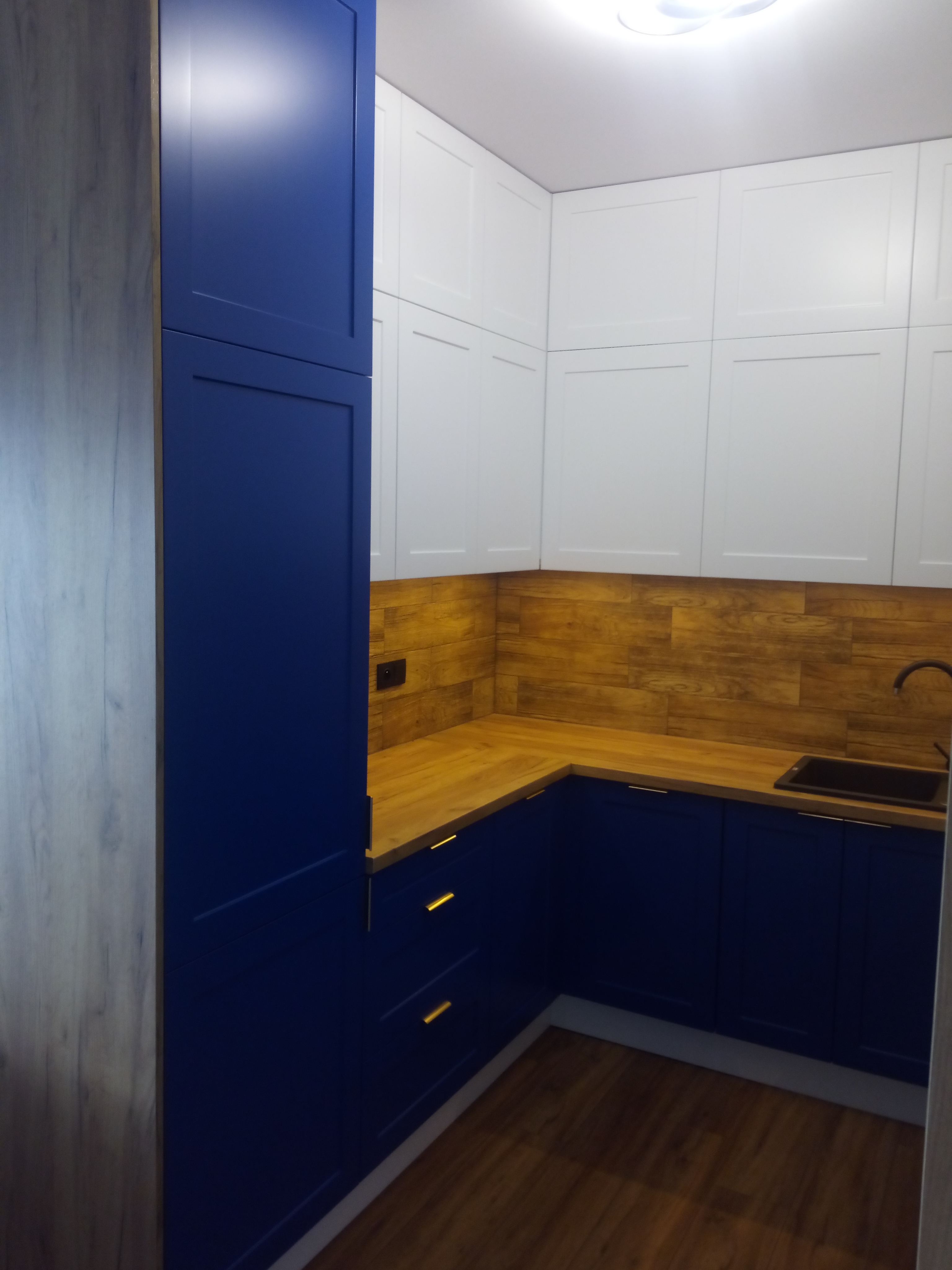 Kuchnia ciemnoszara z podświetleniem