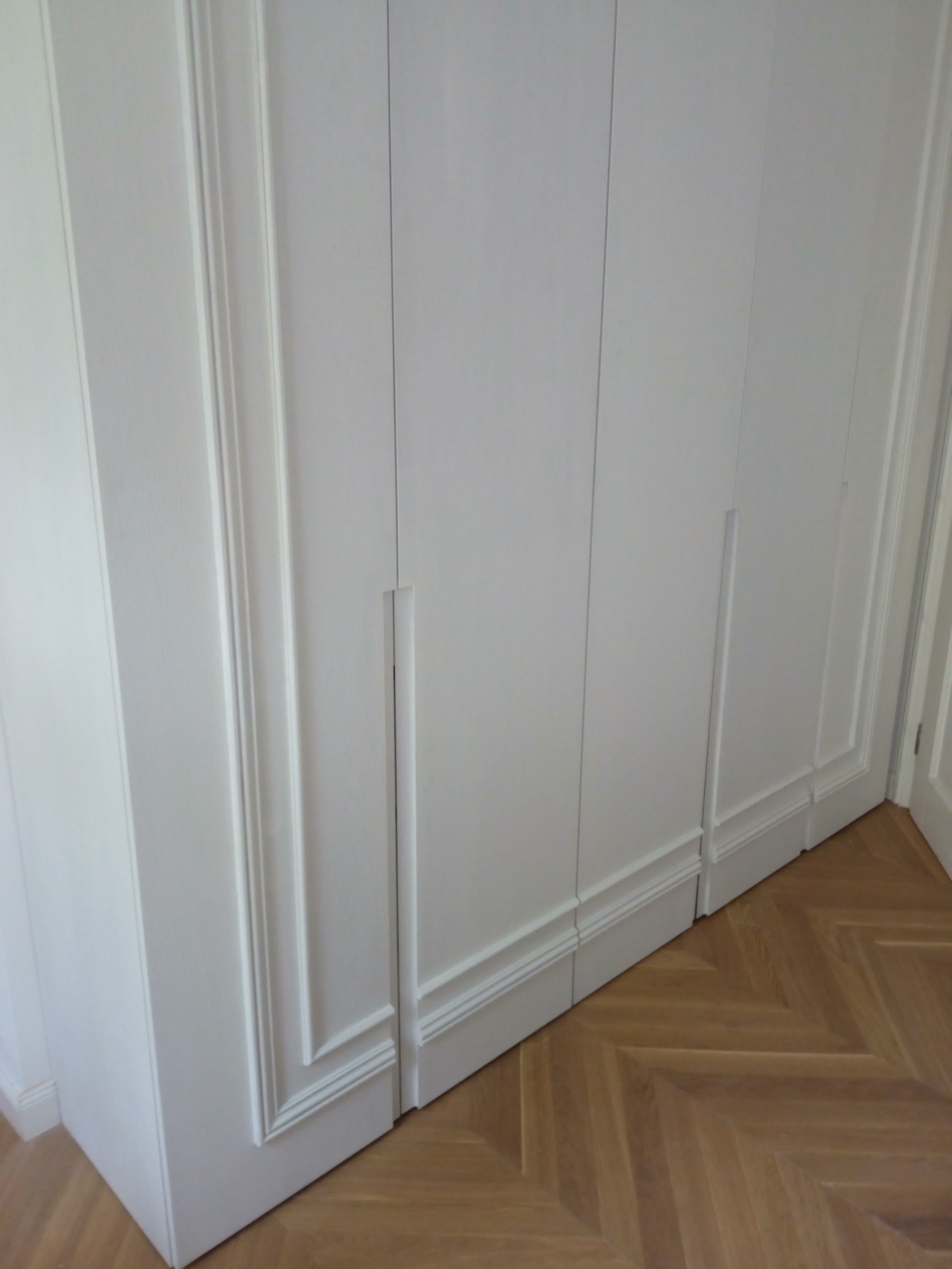 Kuchnia niebiesko-biała z drewnem