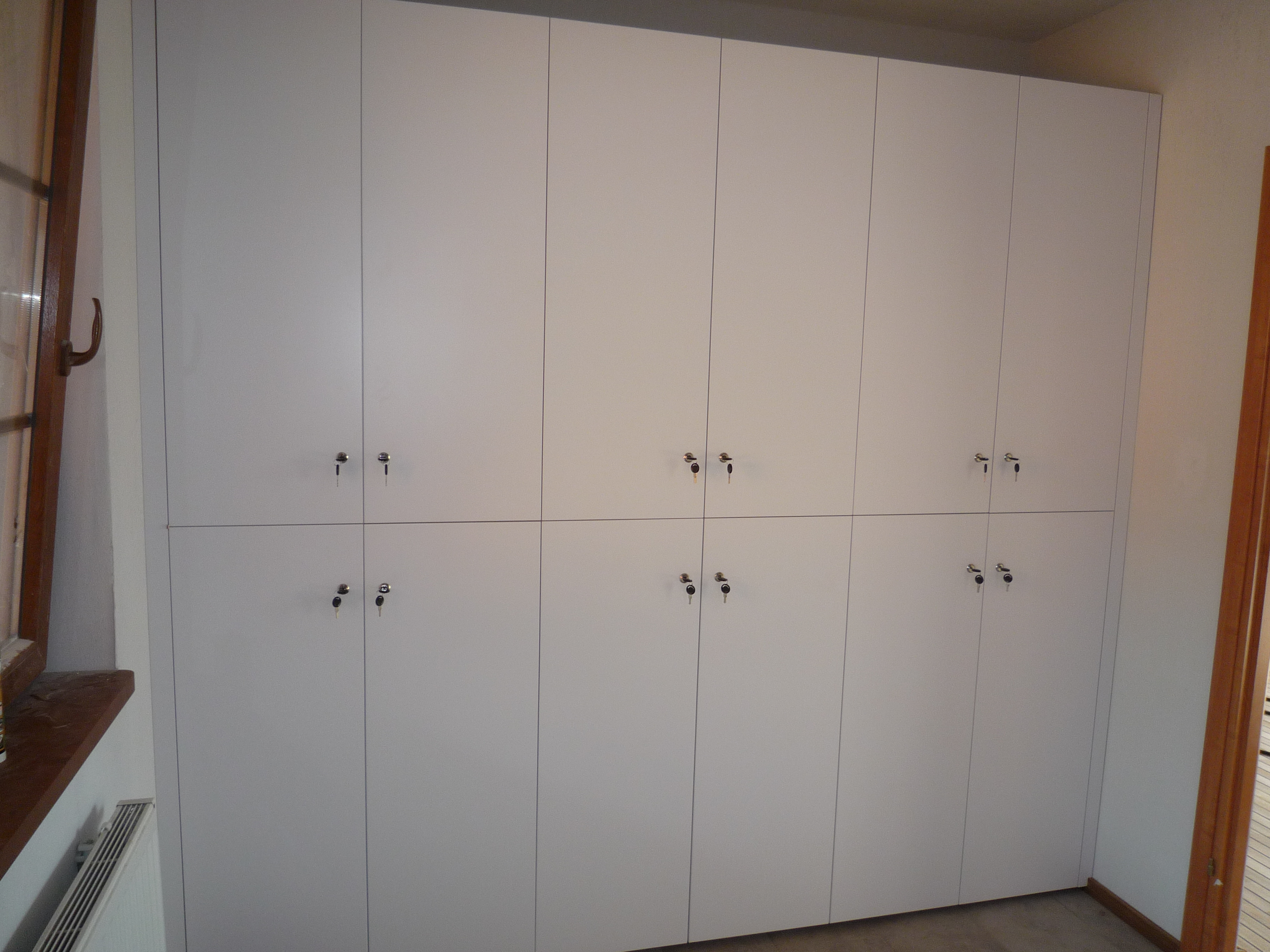 Przeszklona witryna z półkami