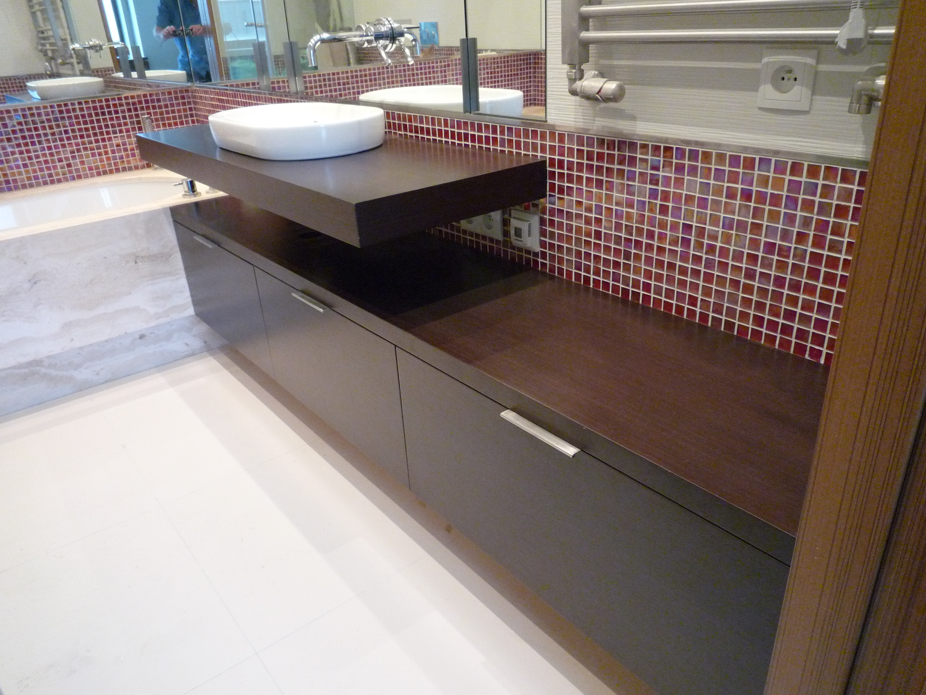 Łazienkowa zabudowa z ciemnym blatem