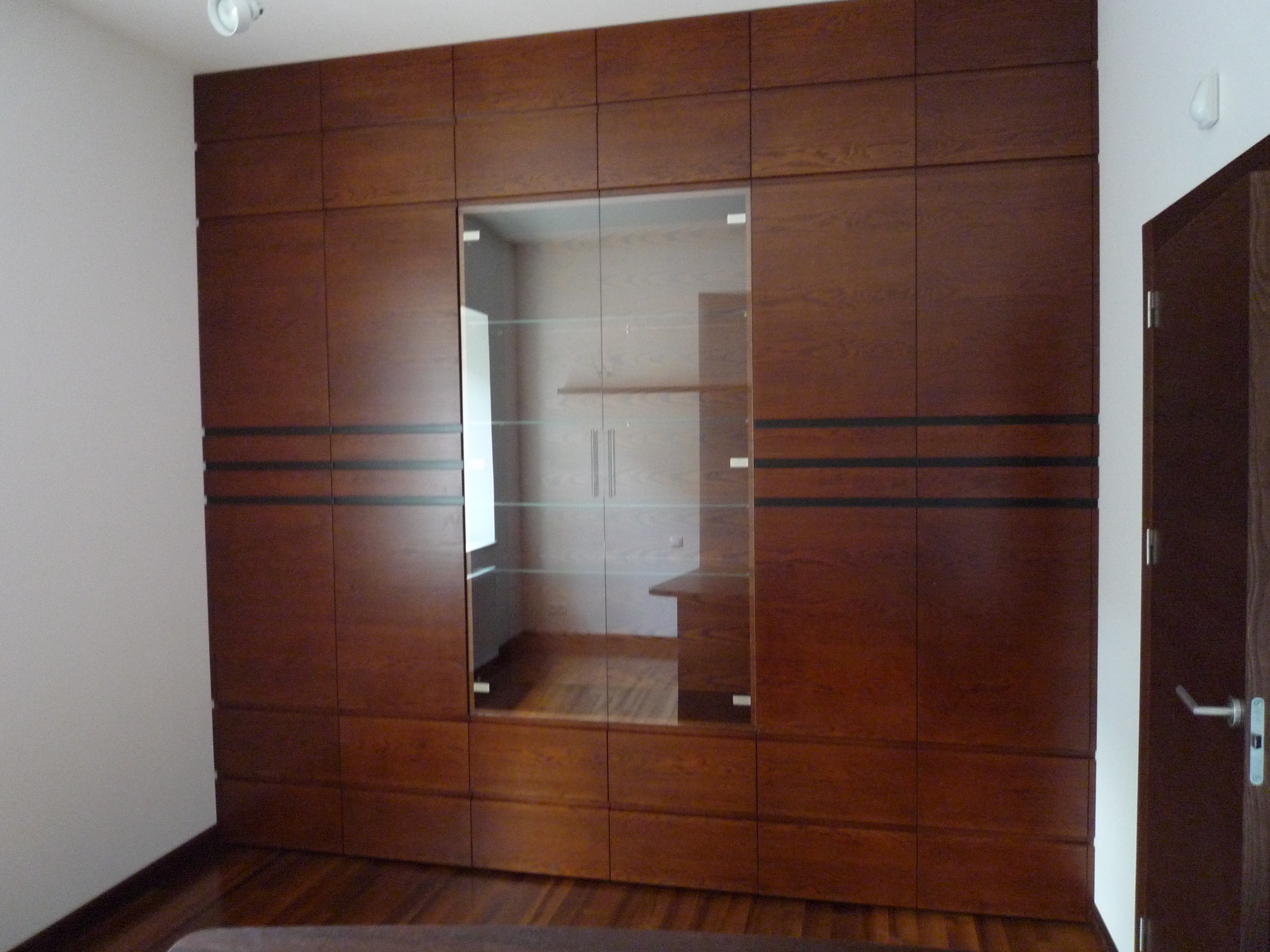 Zabudowa sypialni z drewnem 2